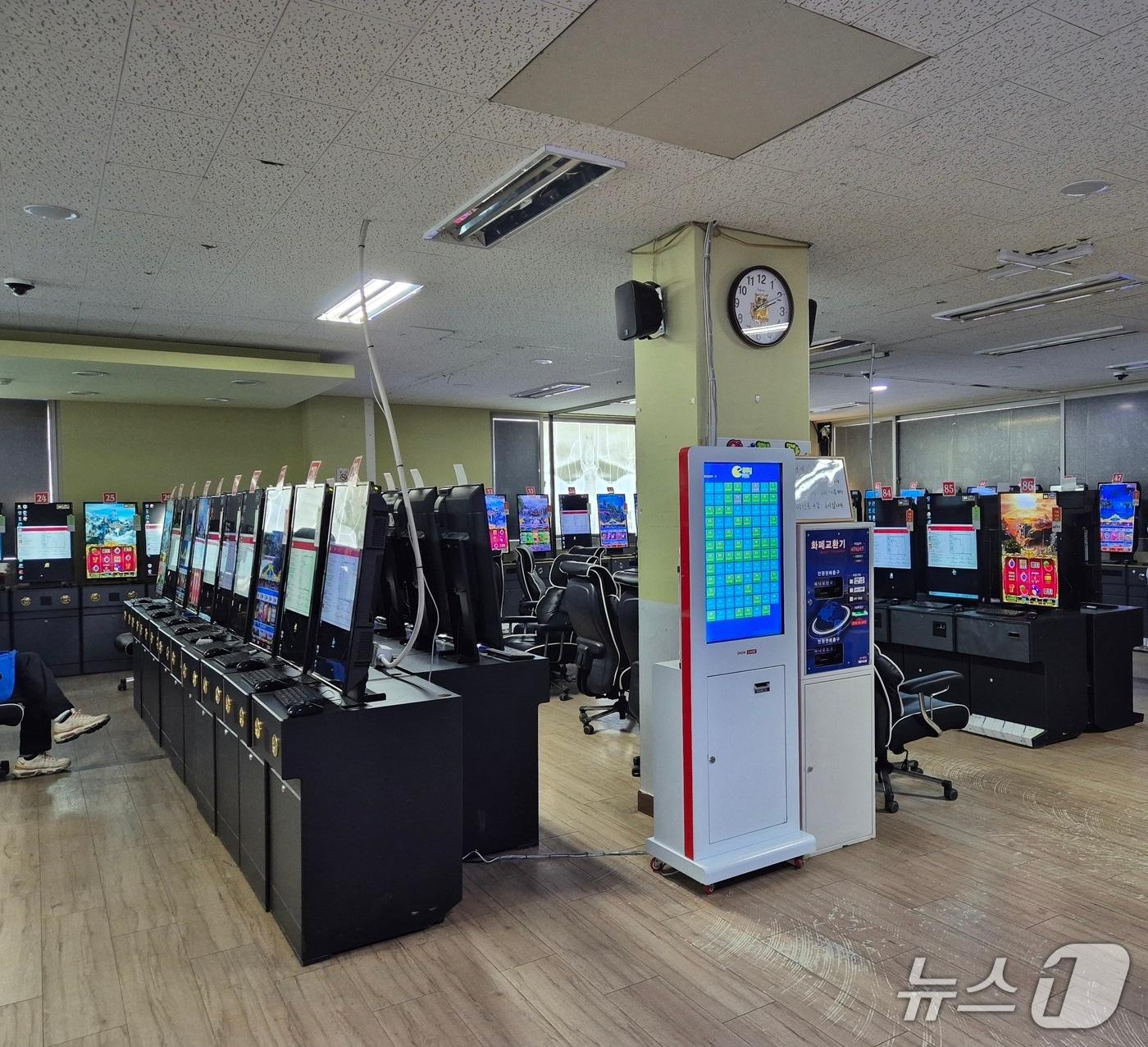 본문 이미지 -  불법 환전이 이뤄진 충주 사행성 게임장.(충주경찰서 제공. 재판매 및 DB금지)/뉴스1