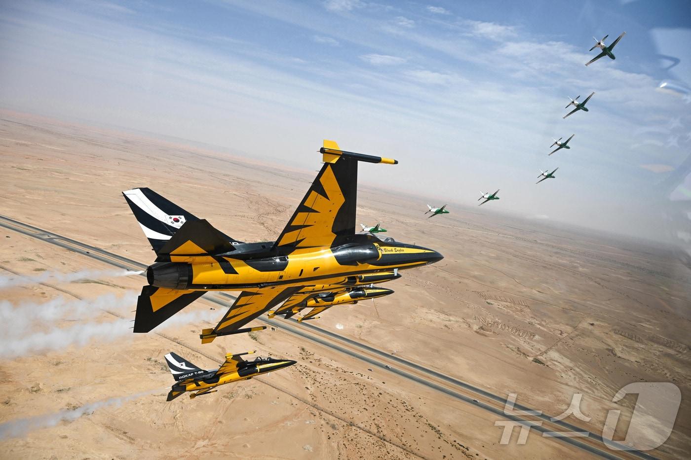본문 이미지 - 공군은 특수비행팀 블랙이글스가 8일부터 12일(현지시간)까지 사우디아라비아 리야드에서 열린 ‘세계 방위산업 전시회(WDS 2026)’에 참가해 에어쇼를 선보였다고 13일 밝혔다. 사진은 지난 10일(현지시간) 진행된 '블랙이글스-사우디아라비아 호크스 우정비행 행사'에서 한국 블랙이글스 T-50B 7대와 사우디 호크스 항공기 7대가 리야드 컨벤션 센터 상공에서 나란히 비행을 하는 모습. (공군 제공. 재판매 및 DB 금지) 2026.2.13 ⓒ 뉴스1