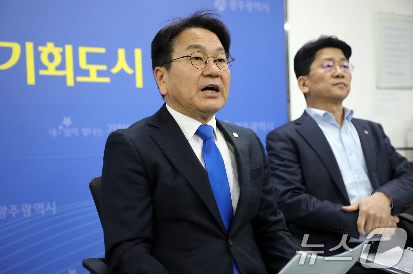 본문 이미지 - 강기정 광주시장이 13일 광주시청 기자실에서 전남광주통합특별시 설치를 위한 특별법안이 국회 행정안전위원회를 통과한 것과 관련해 차담회를 진행하고 있다. 2026.2.13 ⓒ 뉴스1 이수민 기자