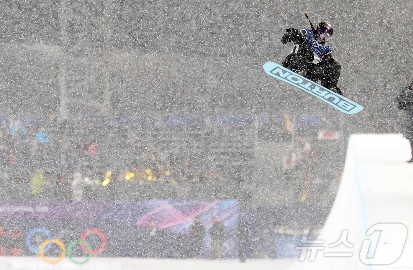 본문 이미지 - 스노보드 최가온이 12일(현지시간) 이탈리아 리비뇨 스노파크에서 열린 2026 밀라노·코르티나담페초 동계올림픽 스노보드 여자 하프파이프 결선 3차전 경기를 펼치고 있다. 이날 최가온은 1,2차 경기에서 넘어진 후 3차 시기에 90.25점을 받아 단독 1위에 올라서 금메달을 획득했다. 2026.2.13 ⓒ 뉴스1 김진환 기자