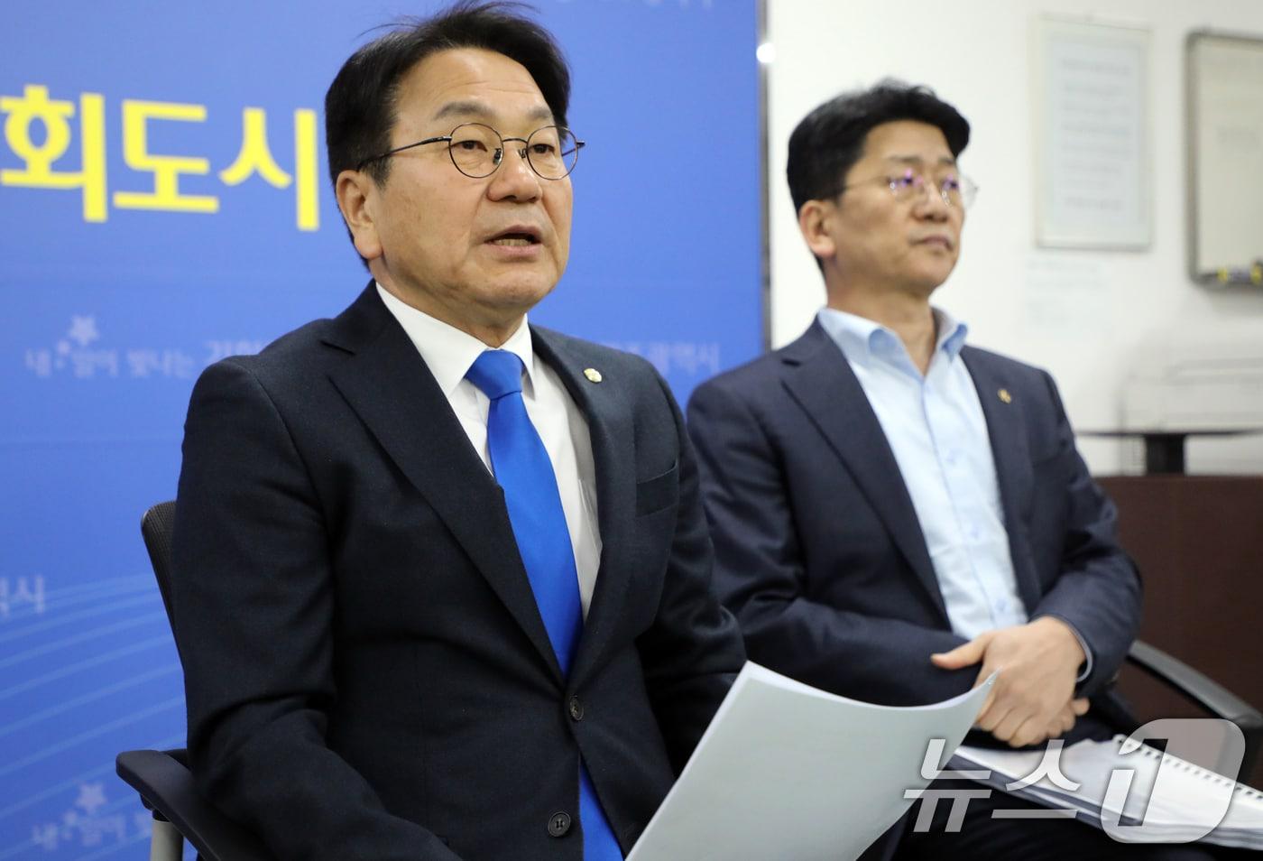 본문 이미지 - 강기정 광주시장이 13일 광주시청 기자실에서 전남광주통합특별시 설치를 위한 특별법안이 국회 행정안전위원회를 통과한 것과 관련해 차담회를 진행하고 있다. 2026.2.13 