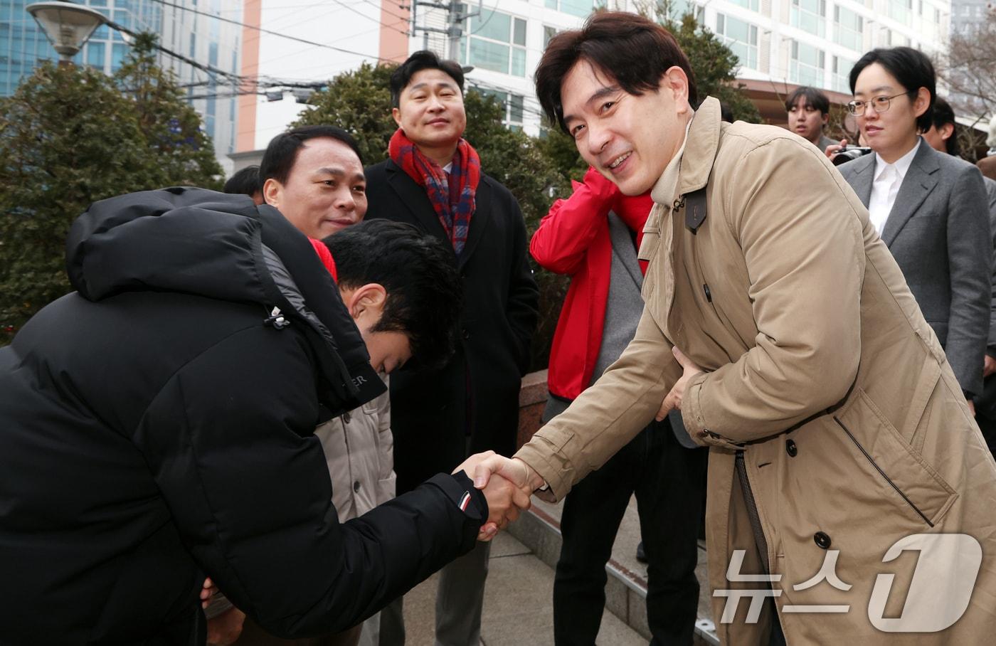 본문 이미지 - 박성훈 국민의힘 원내 수석대변인과 박대현 국민의힘 강원특별자치도의회 원내대변인이 13일 오전 서울 중구 중림종합사회복지관에서 설맞이 봉사활동에서 인사를 하고 있다. 2026.2.13 ⓒ 뉴스1 김명섭 기자