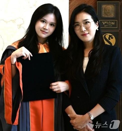 본문 이미지 - 동국대 WISE캠퍼스 경영학과 박사과정의 궈징이 씨가 중국 소비자를 대상으로 한국과 일본 가전 브랜드에 대한 브랜드 충성도 형성 메커니즘을 실증 분석한 논문이 국제학술지에 실렸다. 궈징이(왼쪽)씨와 이유경 지도교수.(동국대 WISE캠퍼스 제공, 재판매 및 DB금지) 2026.2.13/뉴스1  