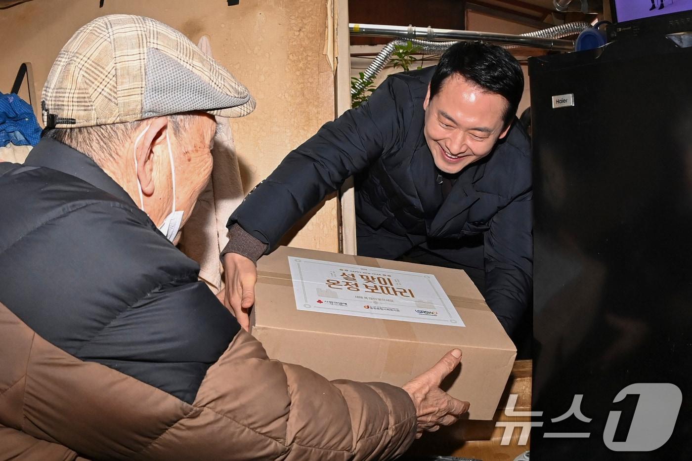 본문 이미지 - 장동혁 국민의힘 대표가 13일 오전 서울 중구 쪽방촌을 찾아 주민에게 설맞이 선물을 전달하고 있다. (공동취재) 2026.2.13 ⓒ 뉴스1 김명섭 기자