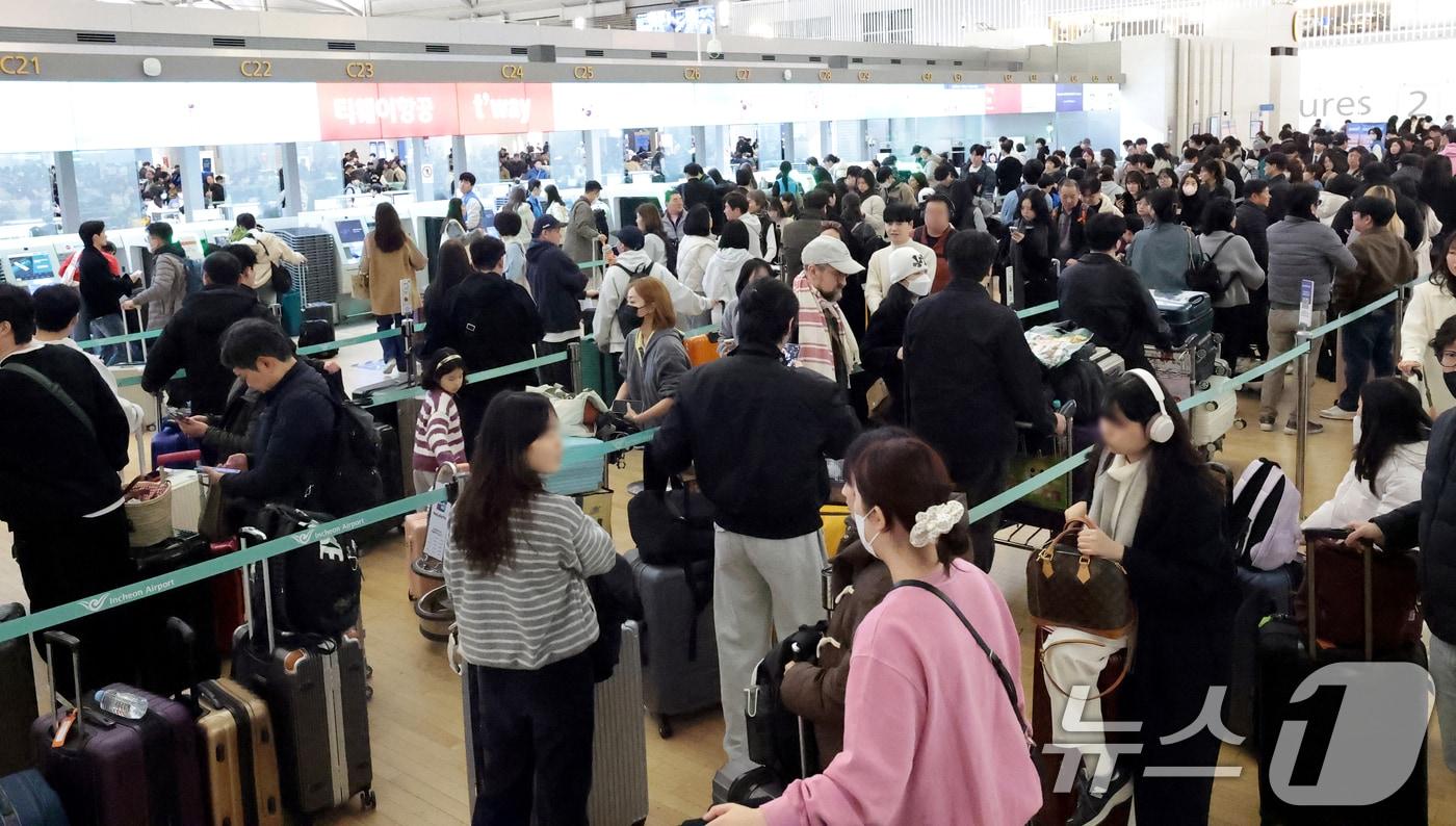 본문 이미지 - 설 명절 연휴를 앞둔 13일 오전 인천국제공항 1터미널 출국장이 여행객들로 붐비고 있다.2026.2.13 ⓒ 뉴스1 권현진 기자