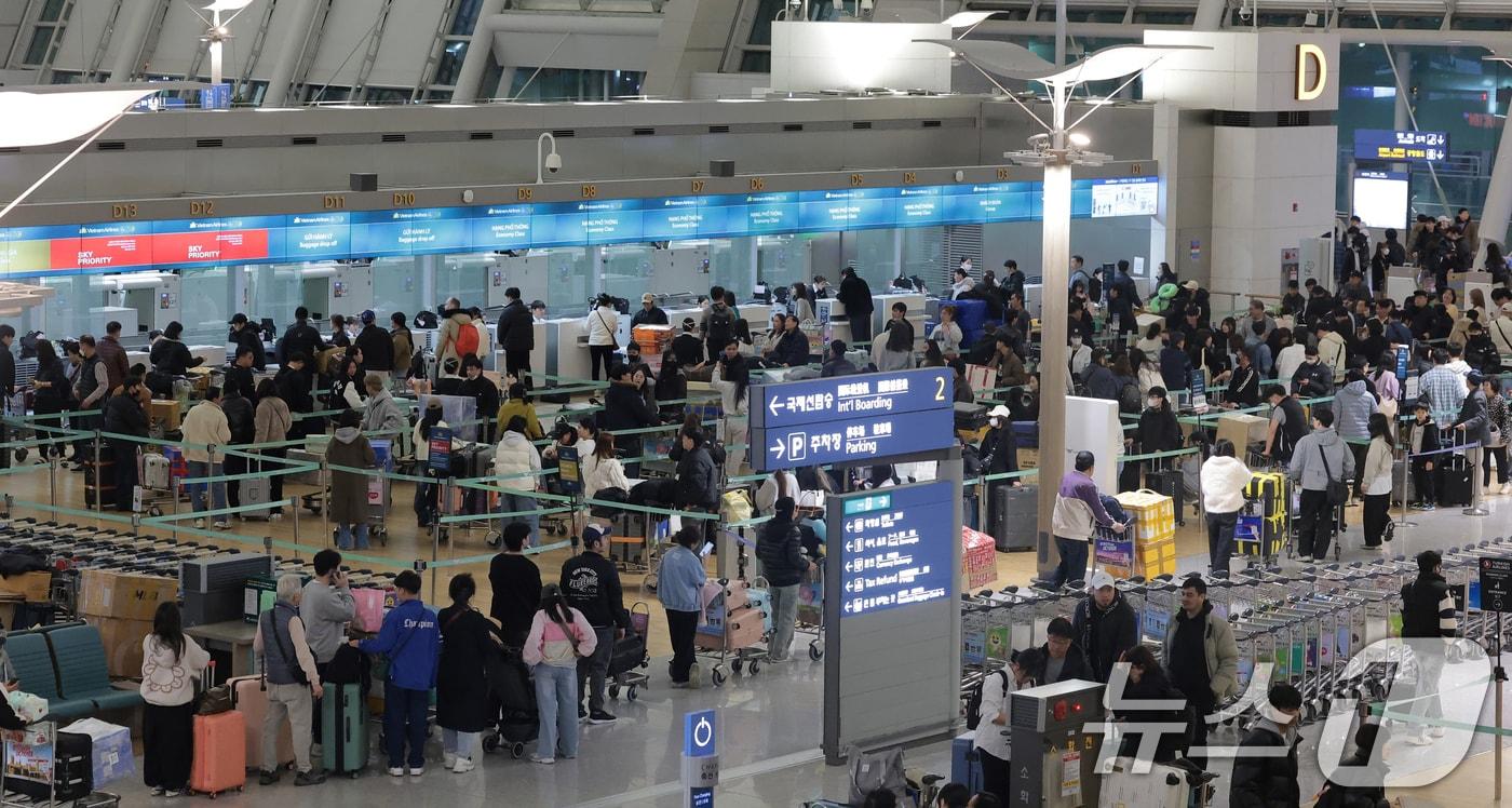 본문 이미지 - 설 명절 연휴를 앞둔 13일 오전 인천국제공항 1터미널 출국장이 여행객들로 붐비고 있다. 국토교통부는 이날부터 오는 18일까지 엿새간의 설 연휴 기간 모두 99만 4천 명이 해외로 나갈 것으로 전망했다. 2026.2.13 ⓒ 뉴스1 권현진 기자