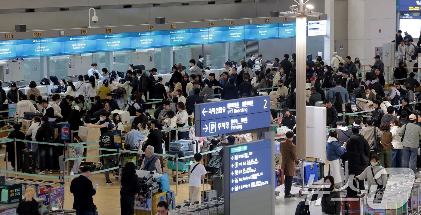 본문 이미지 - 설 명절 연휴를 앞둔 13일 오전 인천국제공항 1터미널 출국장이 여행객들로 붐비고 있다. 국토교통부는 이날부터 오는 18일까지 엿새간의 설 연휴 기간 모두 99만 4천 명이 해외로 나갈 것으로 전망했다. (사진은 기사 내용과 무관함) / 뉴스1 ⓒ News12026.2.13 ⓒ 뉴스1 권현진 기자