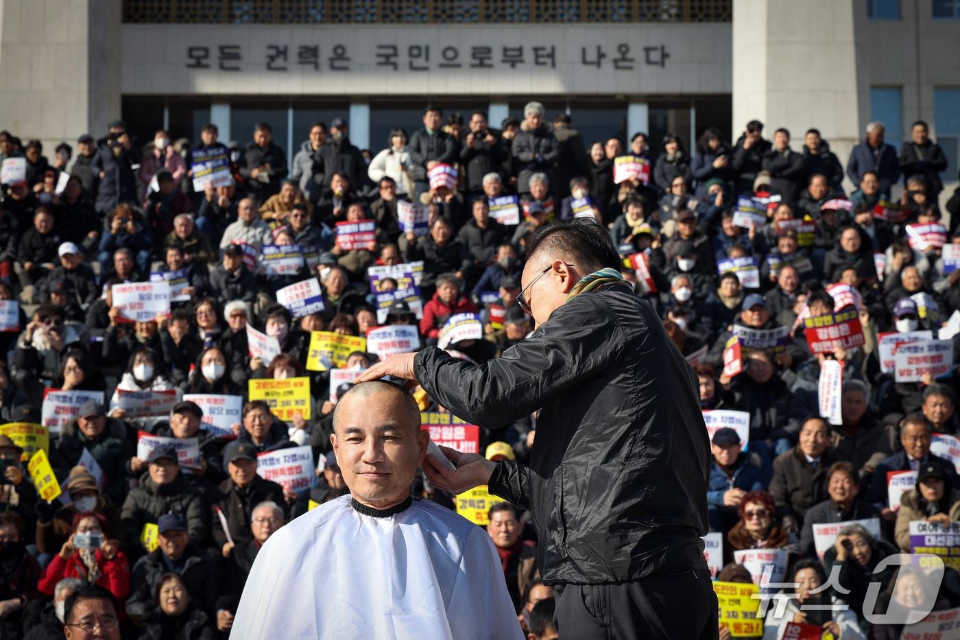 본문 이미지 - 김진태 강원도지사가 지난 9일 서울 여의도 국회 본청 앞에서 열린 강원특별법 3차 개정안 입법 촉구 대회에서 삭발 투쟁에 나서고 있다. (강원도 제공. 재판매 및 DB금지)/뉴스1