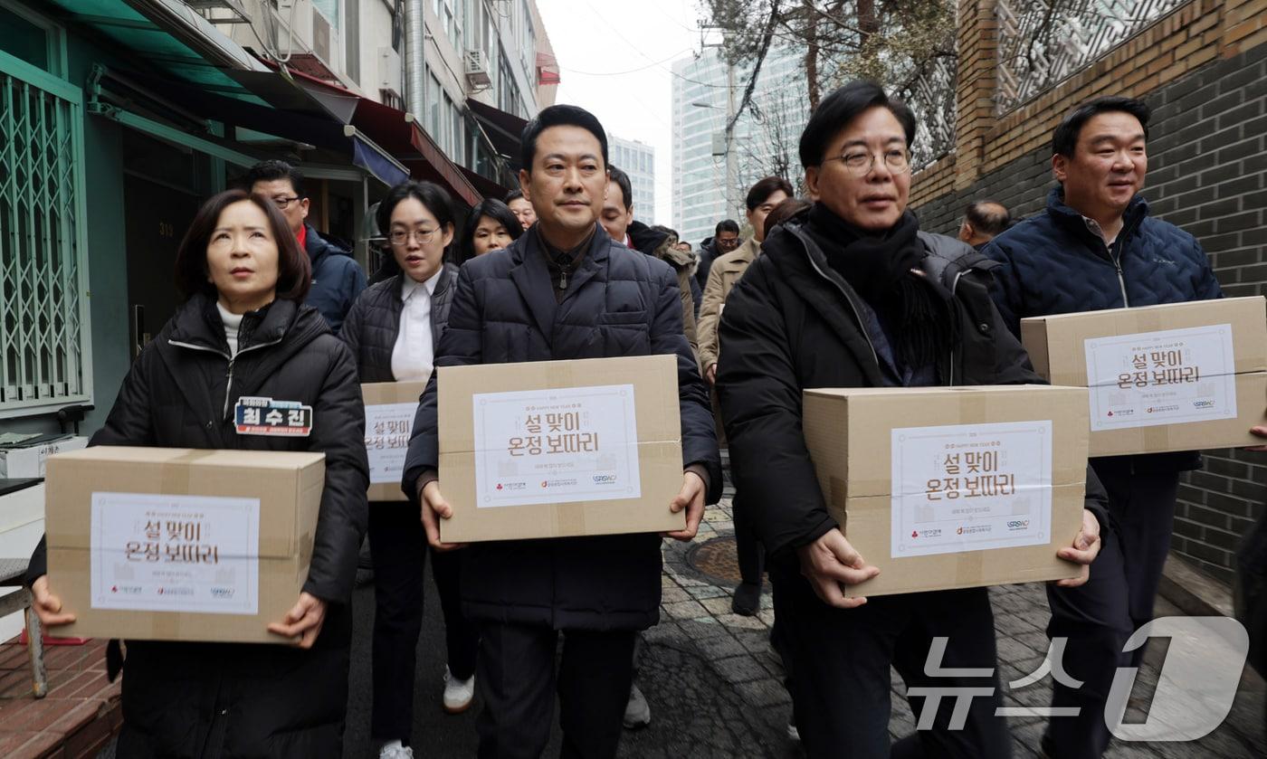 본문 이미지 - 장동혁 국민의힘 대표와 약자와의동행위원회 위원들이 13일 오전 서울 중구에서 설맞이 봉사동에 나서고 있다. (공동취재) 2026.2.13 ⓒ 뉴스1 김명섭 기자