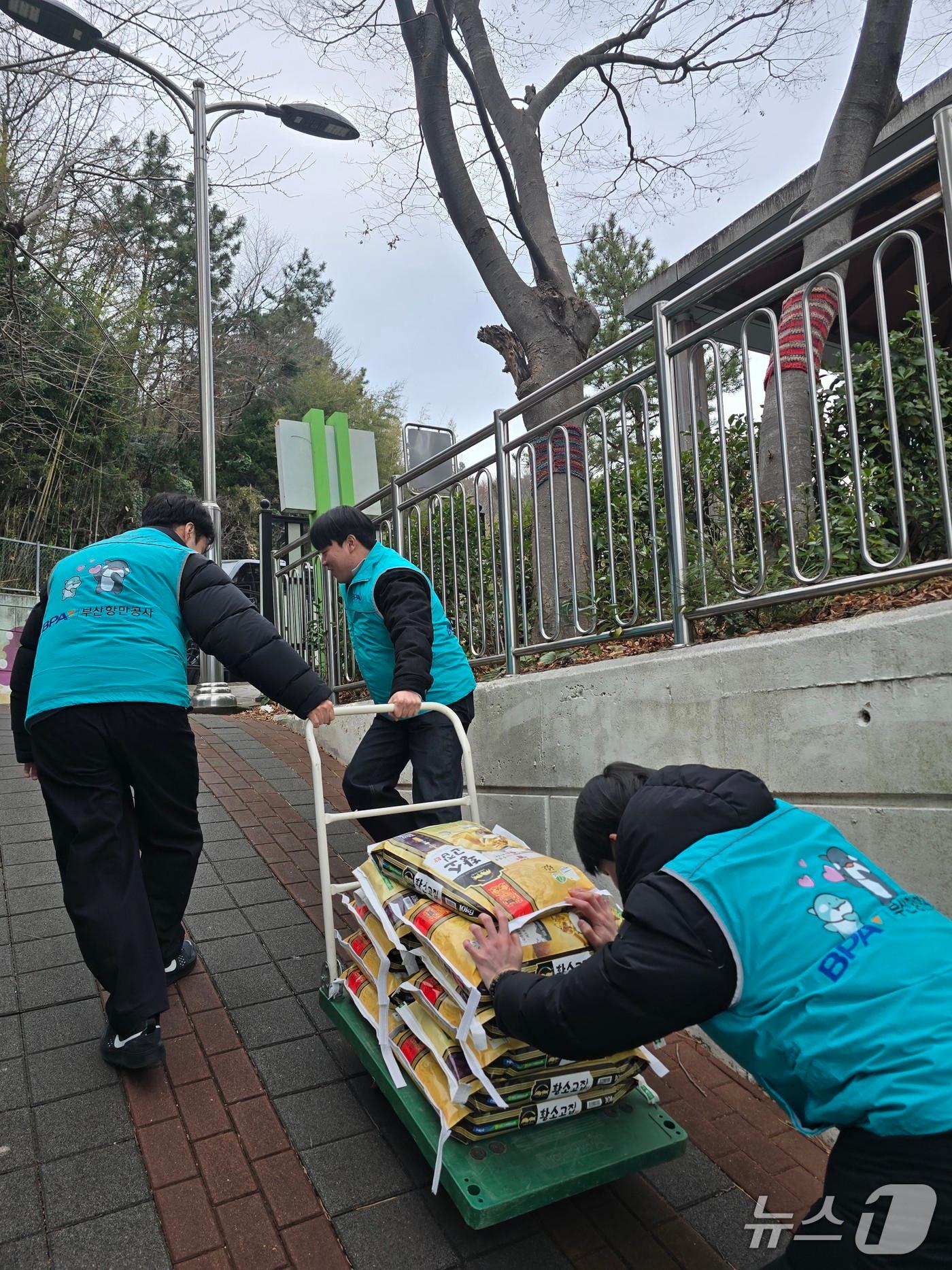 본문 이미지 - 부산항만공사 신입직원들이 백미를 전달하는 봉사활동을 하는 모습 (BPA 제공. 재판매 및 DB금지)