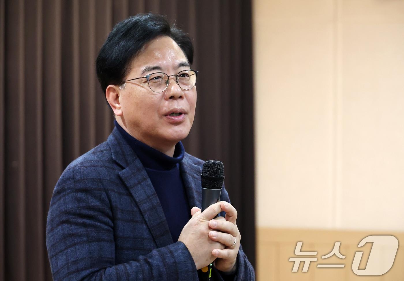 본문 이미지 - 송언석 국민의힘 원내대표가 13일 오전 서울 중구 중림종합사회복지관에서 열린 약자와의동행위원회 설맞이 봉사활동에서 인사말을 하고 있다. (공동취재) 2026.2.13 ⓒ 뉴스1 김명섭 기자