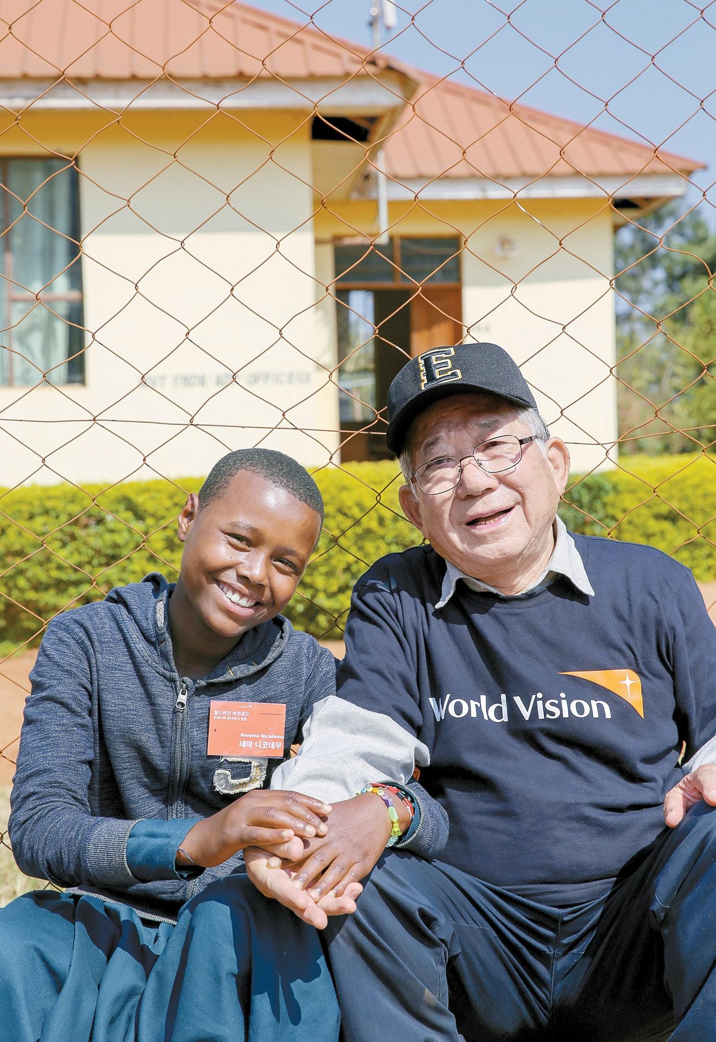 본문 이미지 - 나태주(오른쪽) 시인과 네마 니코데무(달 출판사 제공)