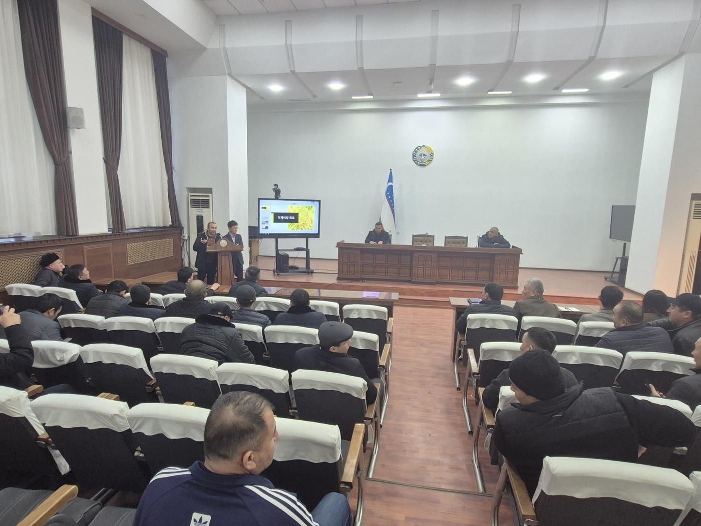 본문 이미지 - 우즈베키스탄 나망간주에서 진행한 벼농사 물관리 교육 모습.(부여군 제공. 재판매 및 DB금지)/뉴스1