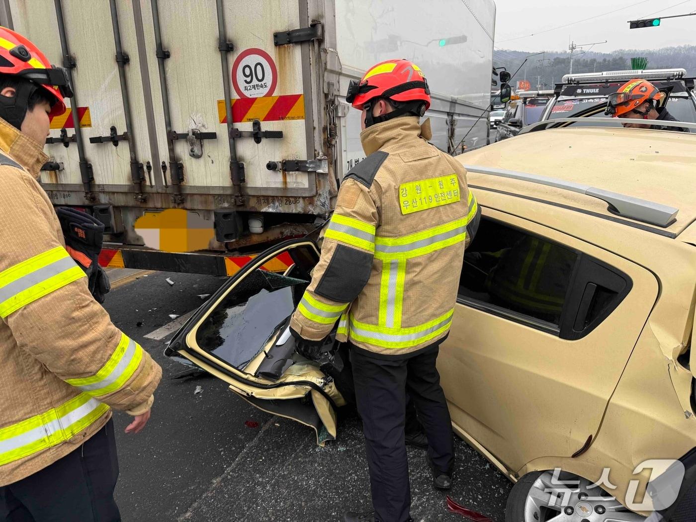 본문 이미지 - 강원 원주 호저면 만종리 교통사고 현장.(강원도소방본부 제공, 재판매 및 DB금지)