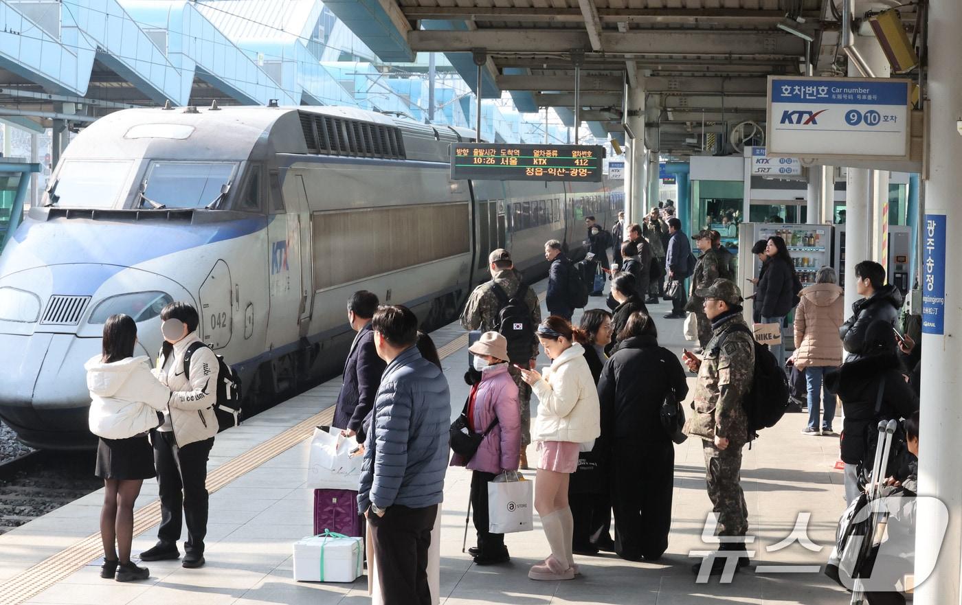 본문 이미지 - 설 명절 연휴를 하루 앞둔 13일 오전 광주 광산구 송정역에서 귀성객들이 각자 짐을 든 채 기차를 기다리고 있다. 2026.2.13 ⓒ 뉴스1 박지현 기자