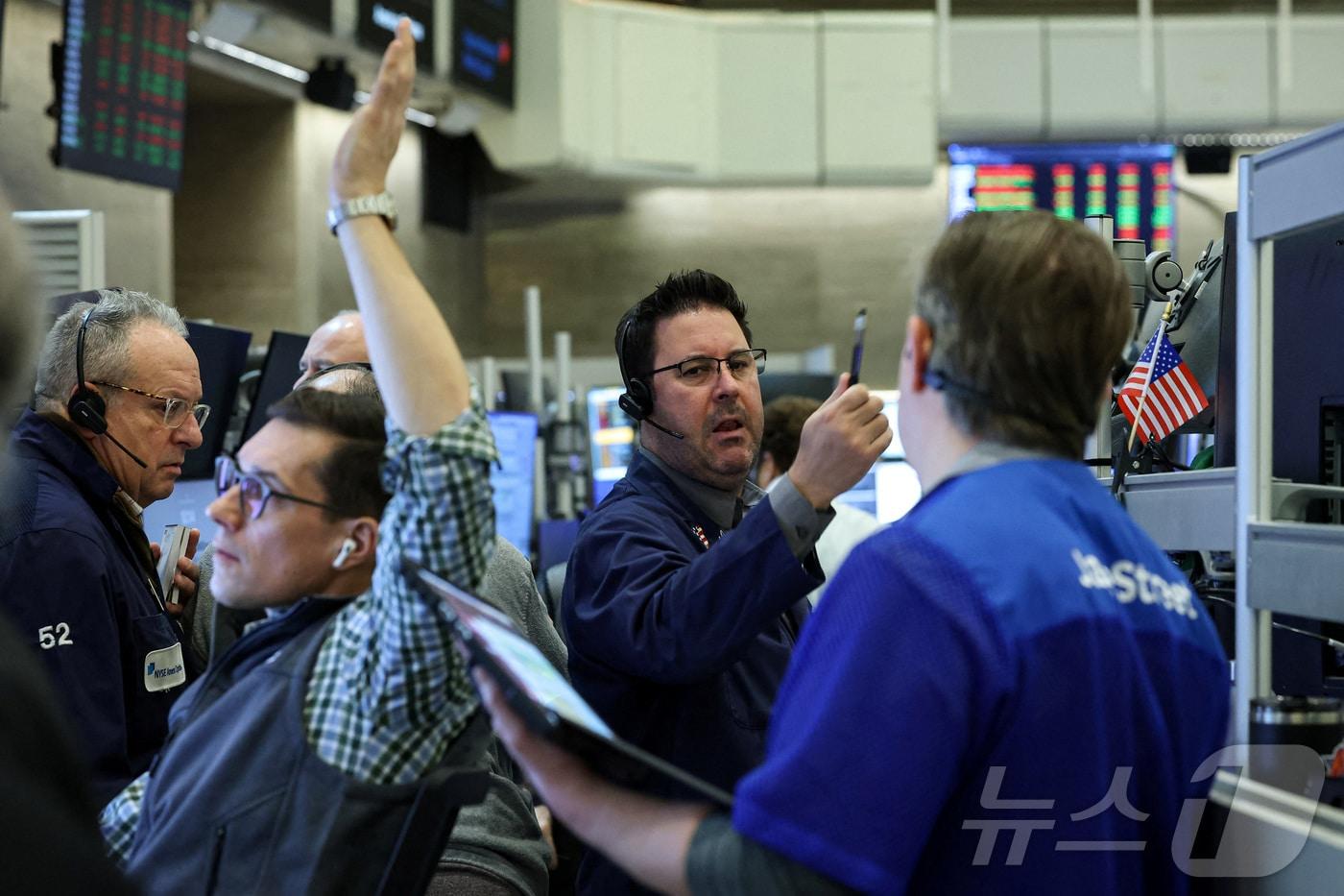 본문 이미지 - 뉴욕증권거래소 플로어 트레이더들 ⓒ 로이터=뉴스1