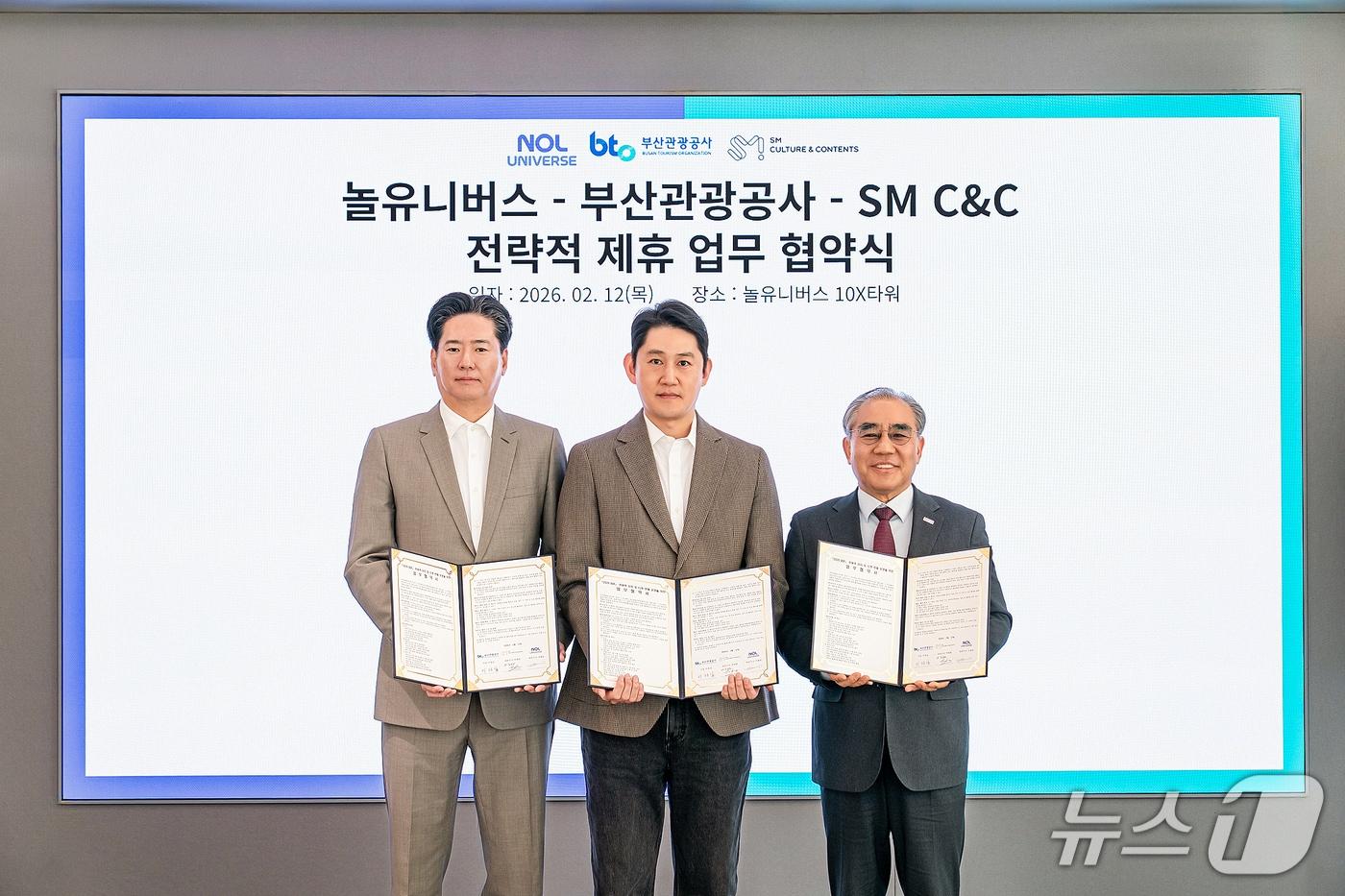 본문 이미지 -  (왼쪽부터) 홍준화 SM C&C 광고사업부문 대표, 이철웅 놀유니버스 대표, 이정실 부산관광공사 사장이 협약식 이후 기념촬영을 하고 있다. (사진 제공 = SM C&C)