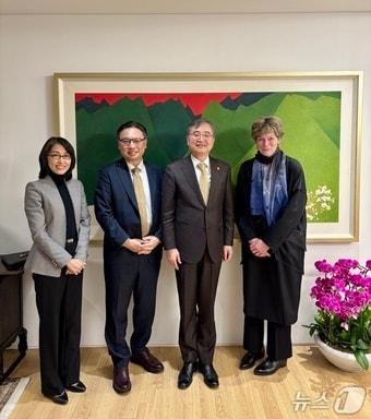 본문 이미지 -  조현 외교부 장관은 방한 중인 캐슬린 스티븐스 이사장 및 에이브러햄 김 회장 등 코리아소사이어티 대표단과 12일 만찬을 겸한 면담을 가졌다. 2026.02.13. (외교부 제공)