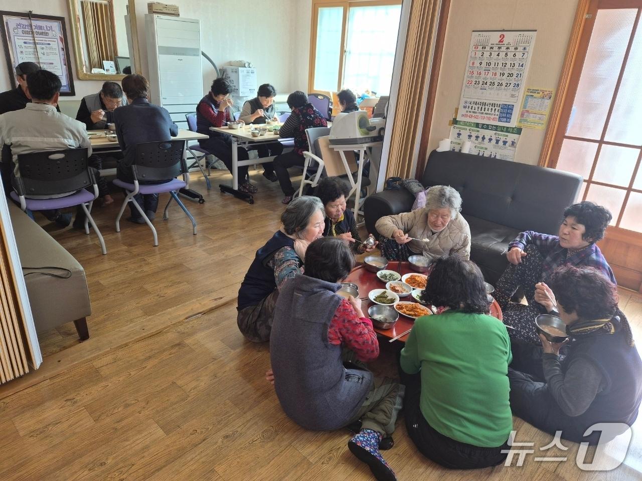 본문 이미지 - 경로당 내에서 식사를 하고 있는 어르신들.(거제시 제공. 재판매 및 DB금지)