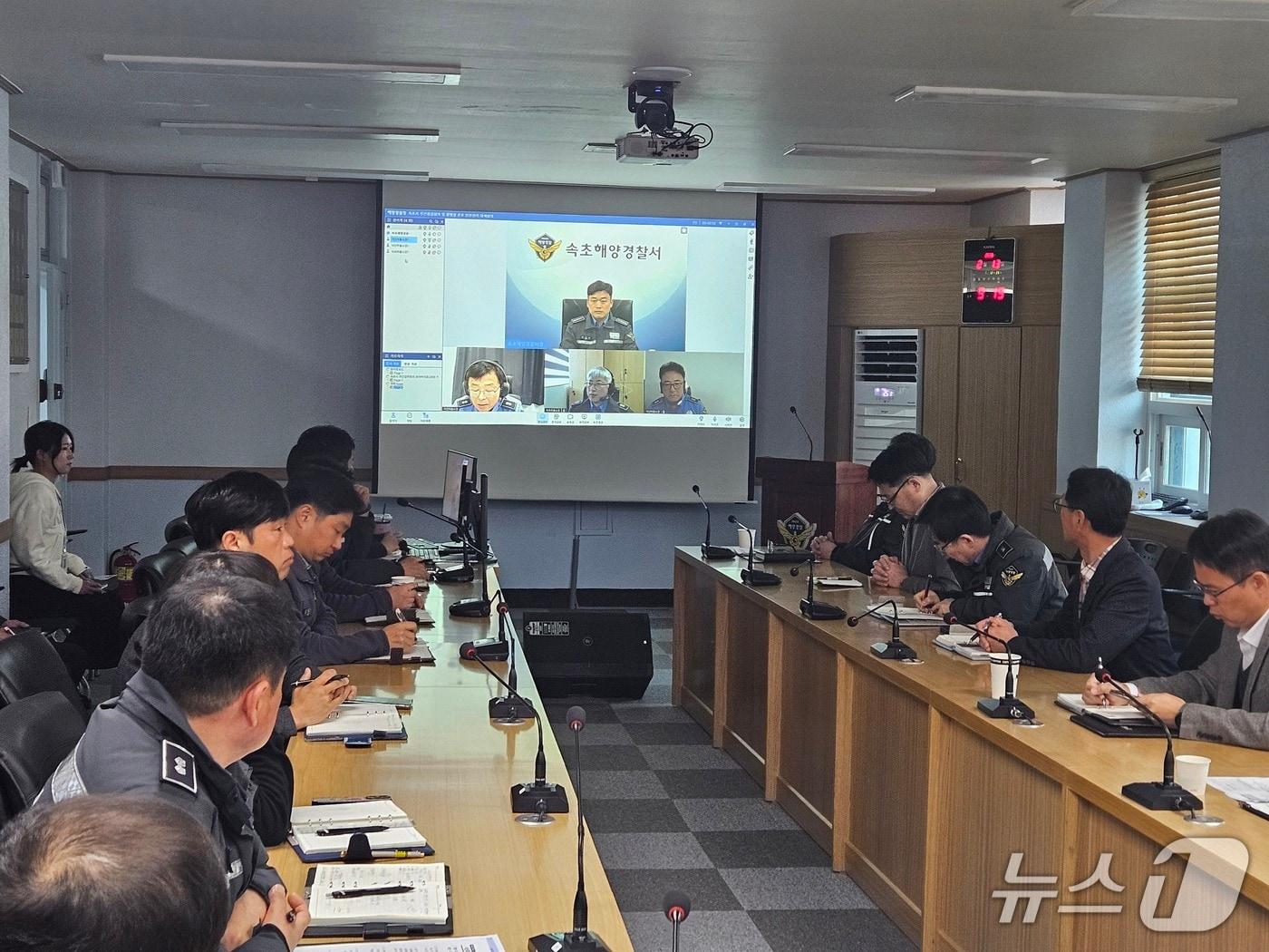 본문 이미지 - 속초해경 설 연휴 해양안전 대책회의.(속초해경 제공, 재판매 및 DB 금지) 2026.2.13/뉴스1