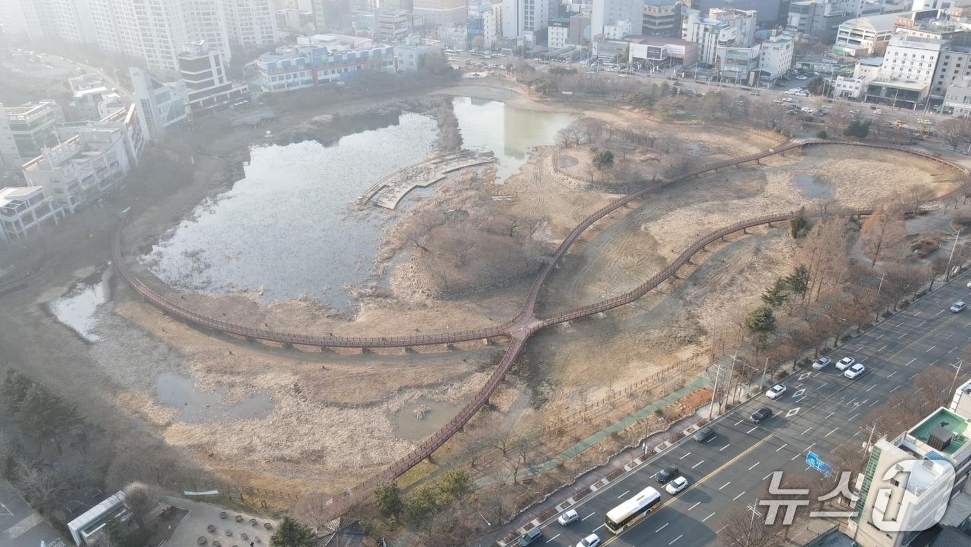 본문 이미지 - 지하철 공사로 5년간 통제됐던 광주시 서구 운천저수지 수변공원이 13일 개방됐다.2024.2.13/뉴스1