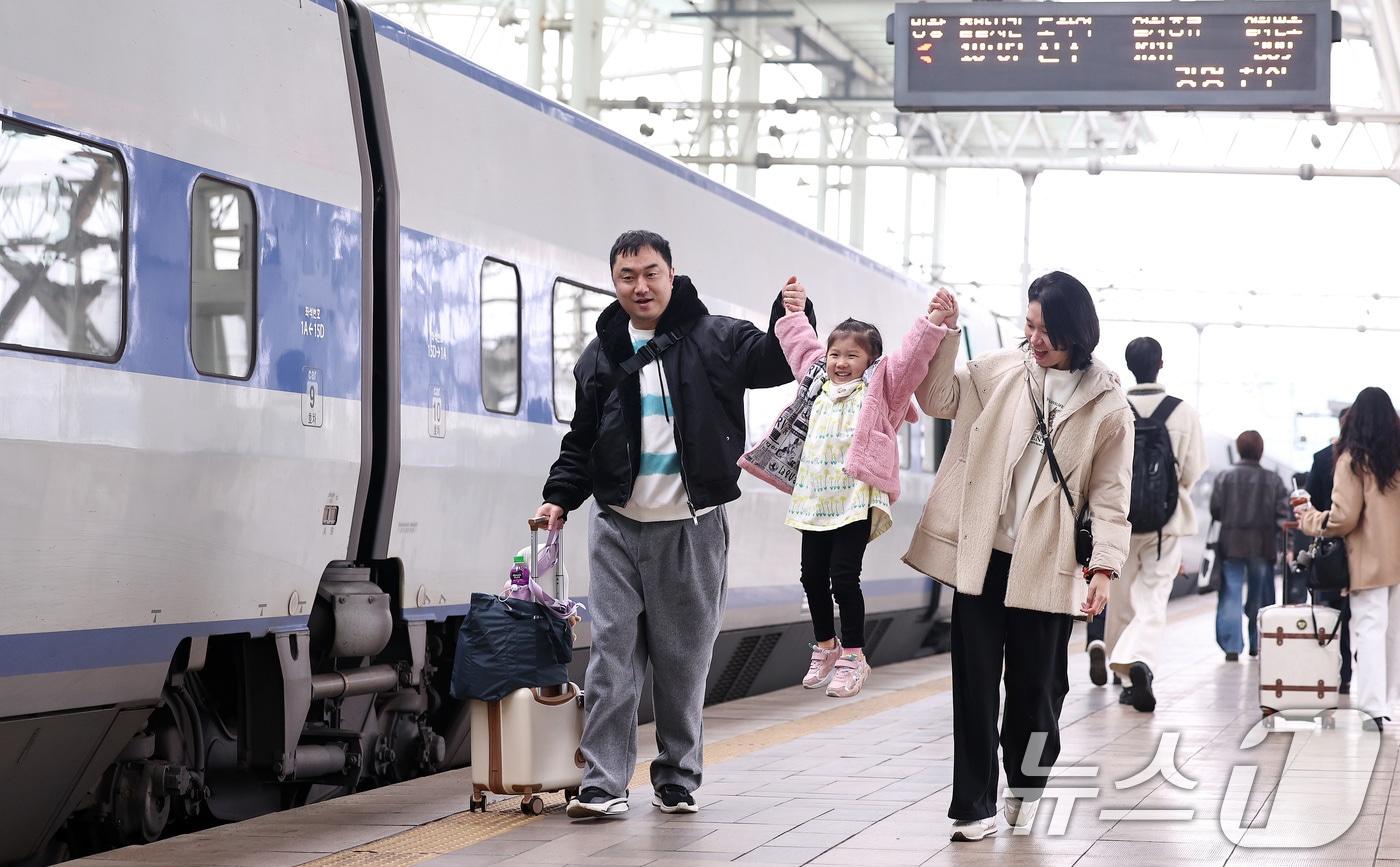 본문 이미지 - 설 명절 연휴를 앞둔 지난 13일 오전 서울역에서 귀성길에 오른 가족이 열차에 타기 위해 이동하고 있다. 2026.2.13 ⓒ 뉴스1 구윤성 기자