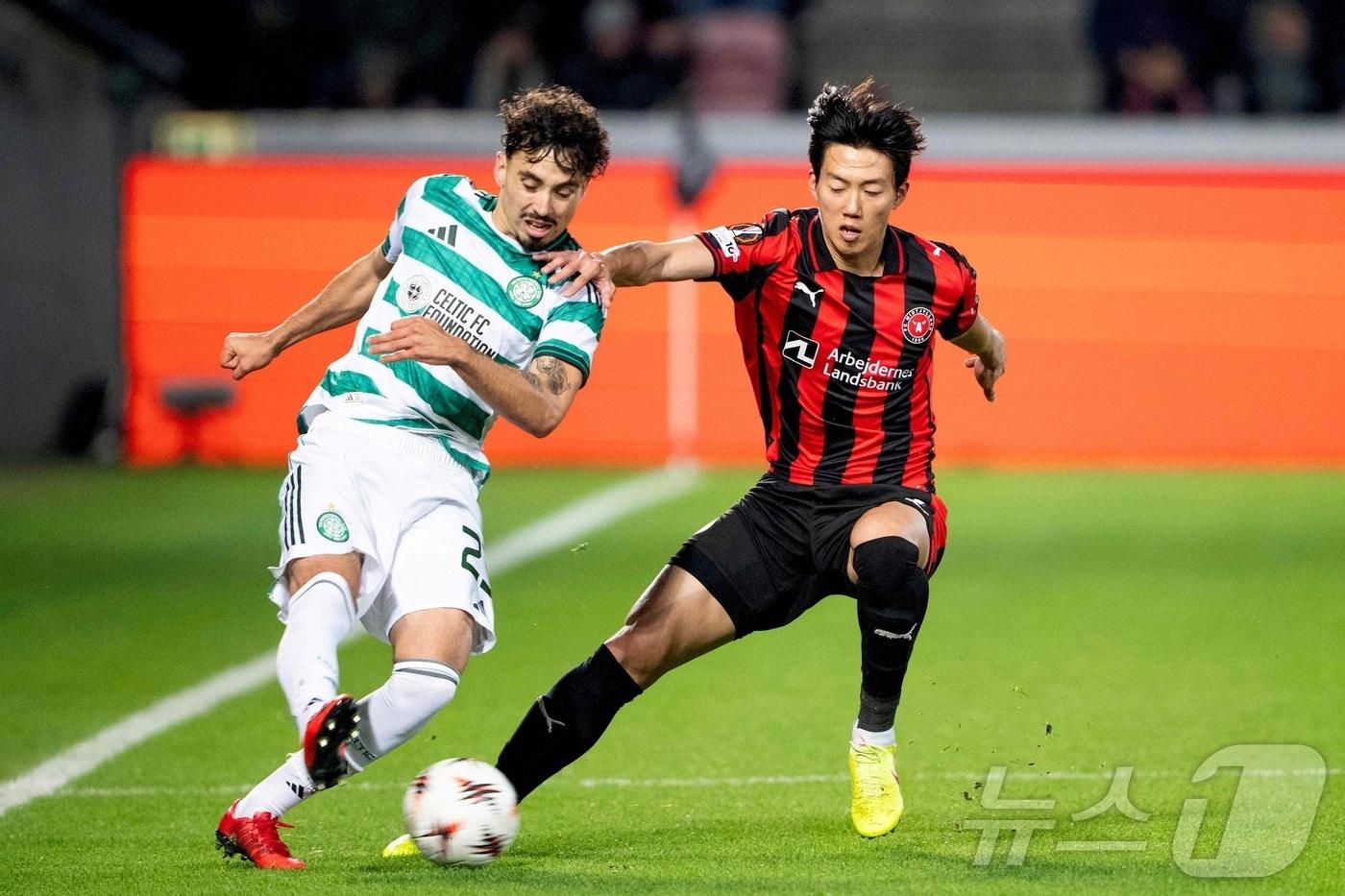 본문 이미지 - 미트윌란 수비수 이한범(오른쪽). ⓒ AFP=뉴스1