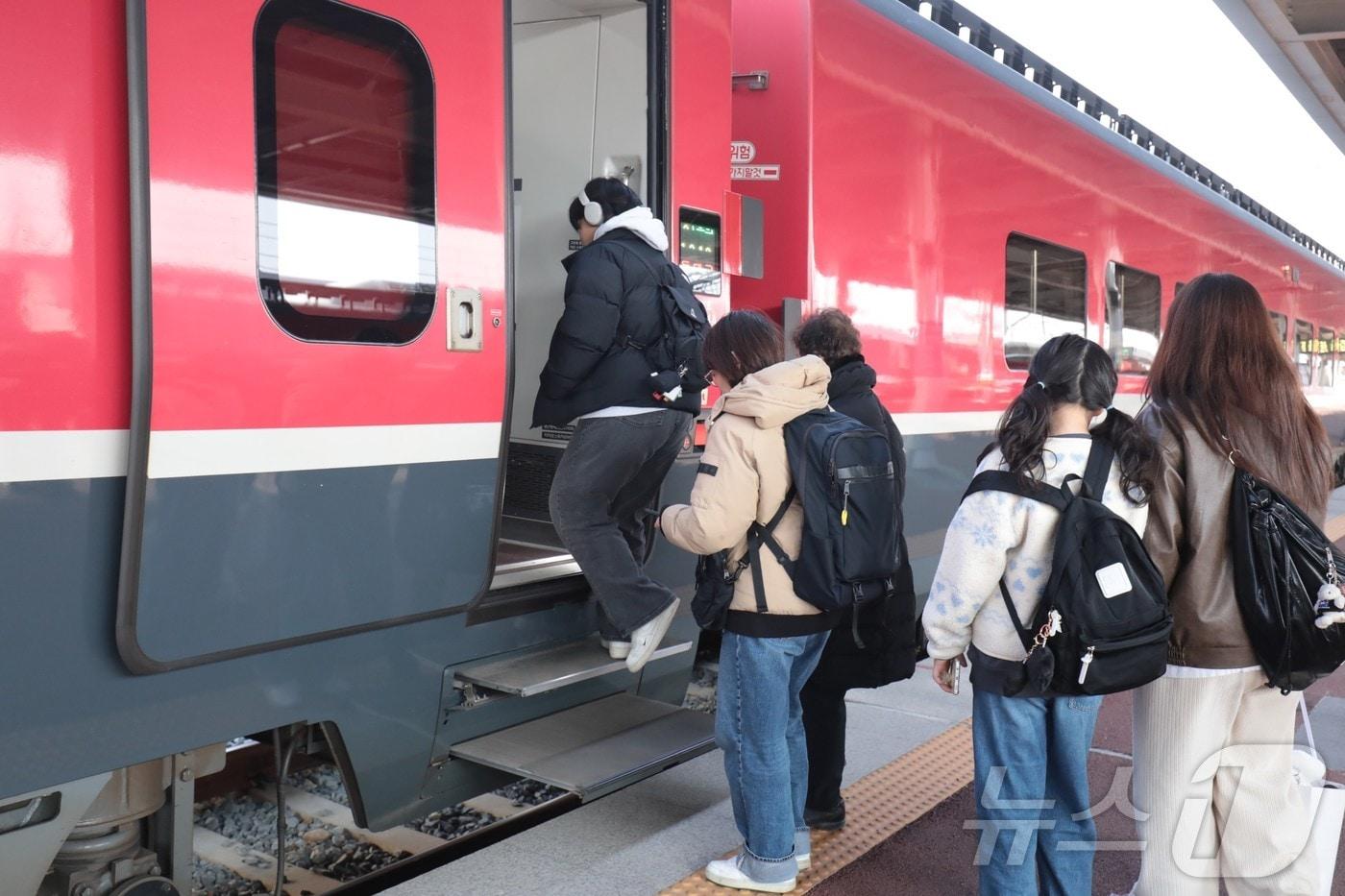 본문 이미지 - 설 연휴를 앞둔 13일 울산 남구 태화강역에서 동대구로 향하는 ITX-마음 열차에 귀성객들이 승차하고 있다. 2026.2.13.ⓒ 뉴스1 김세은 기자