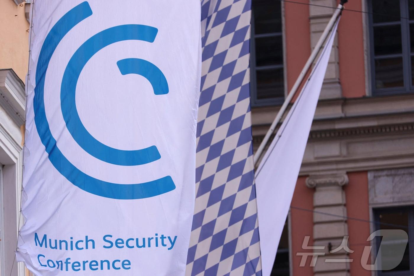본문 이미지 - 12일(현지시간) 세계 최대 규모의 연례 안보 회의 '뮌헨안보회의'(MSC)가 열리는 독일 뮌헨 바이어리셔 호프 호텔 바깥에 현수막이 설치돼 있다. 2026.02.12. ⓒ 로이터=뉴스1