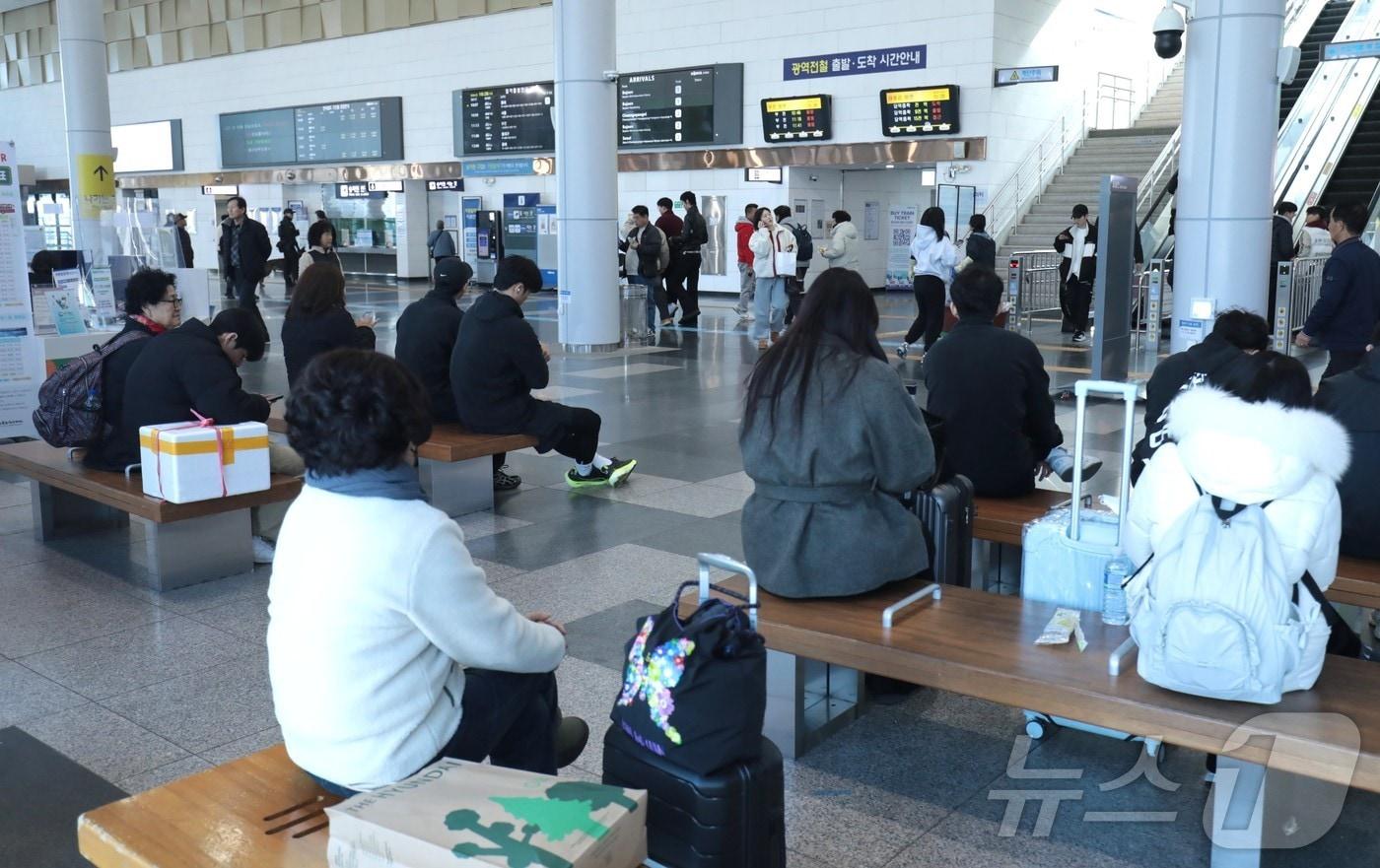 본문 이미지 - 설 연휴를 앞둔 13일 울산 남구 태화강역에서 귀성객들이 기차 도착 시간을 기다리고 있다. 2026.2.13/뉴스1 ⓒ 뉴스1 김세은 기자