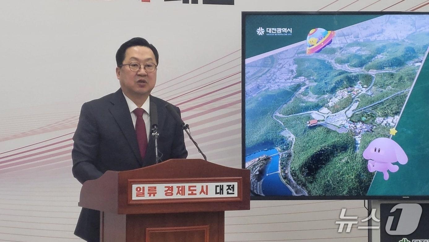 본문 이미지 - 이장우 대전시장이 13일 오전 통합 법안 행안위 전체회의 통과와 관련한 기자회견을 하고 있다, 박종명 기자 / 뉴스1