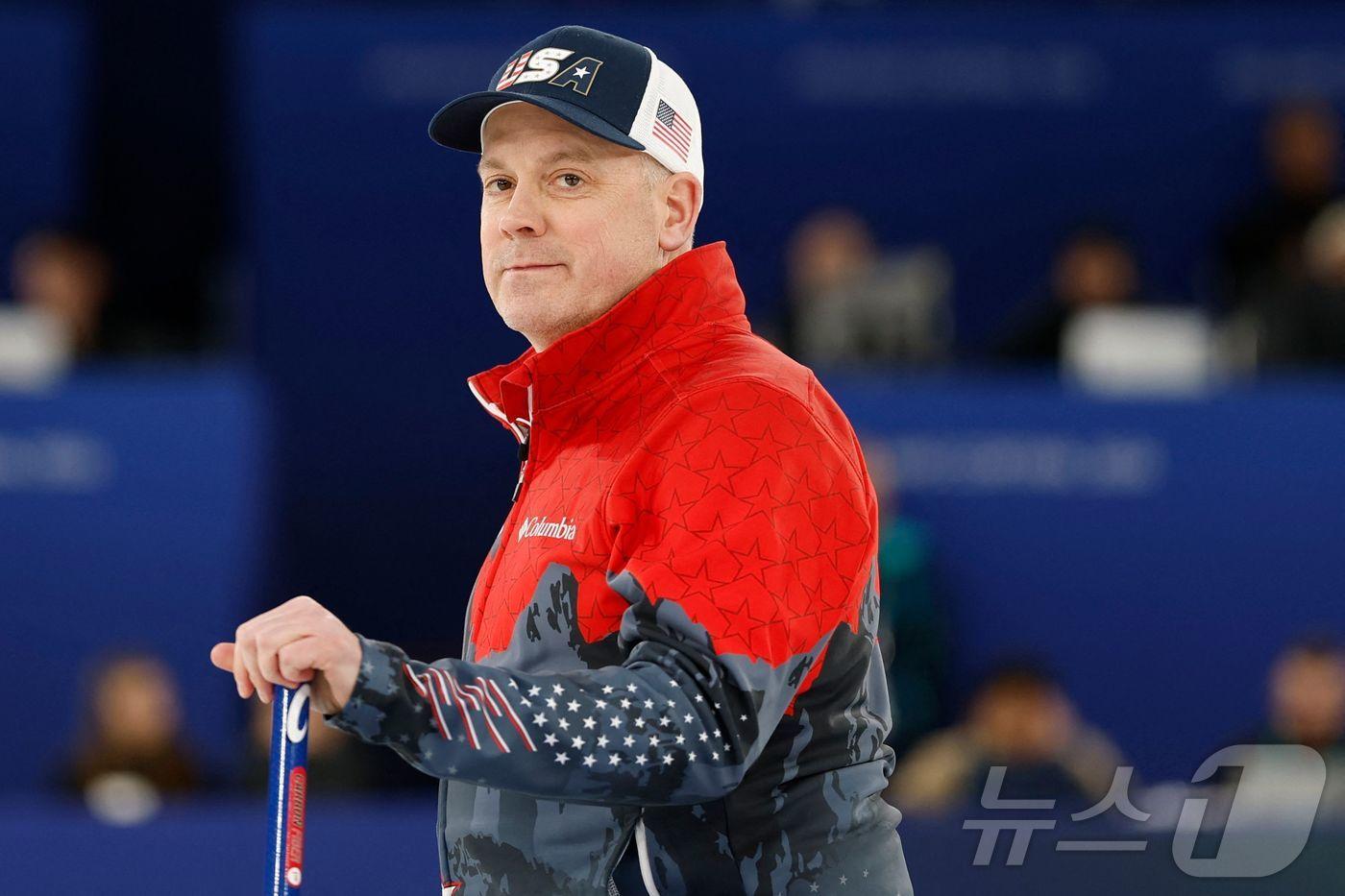 본문 이미지 - 12일(현지시각) 코르티나담페초의 코르티나 컬링 올림픽 스타디움에서 열린 2026 밀라노·코르티나담페초 올림픽 컬링 남자 경기에 출전한 리치 루오호넨의 모습.  ⓒ AFP=뉴스1