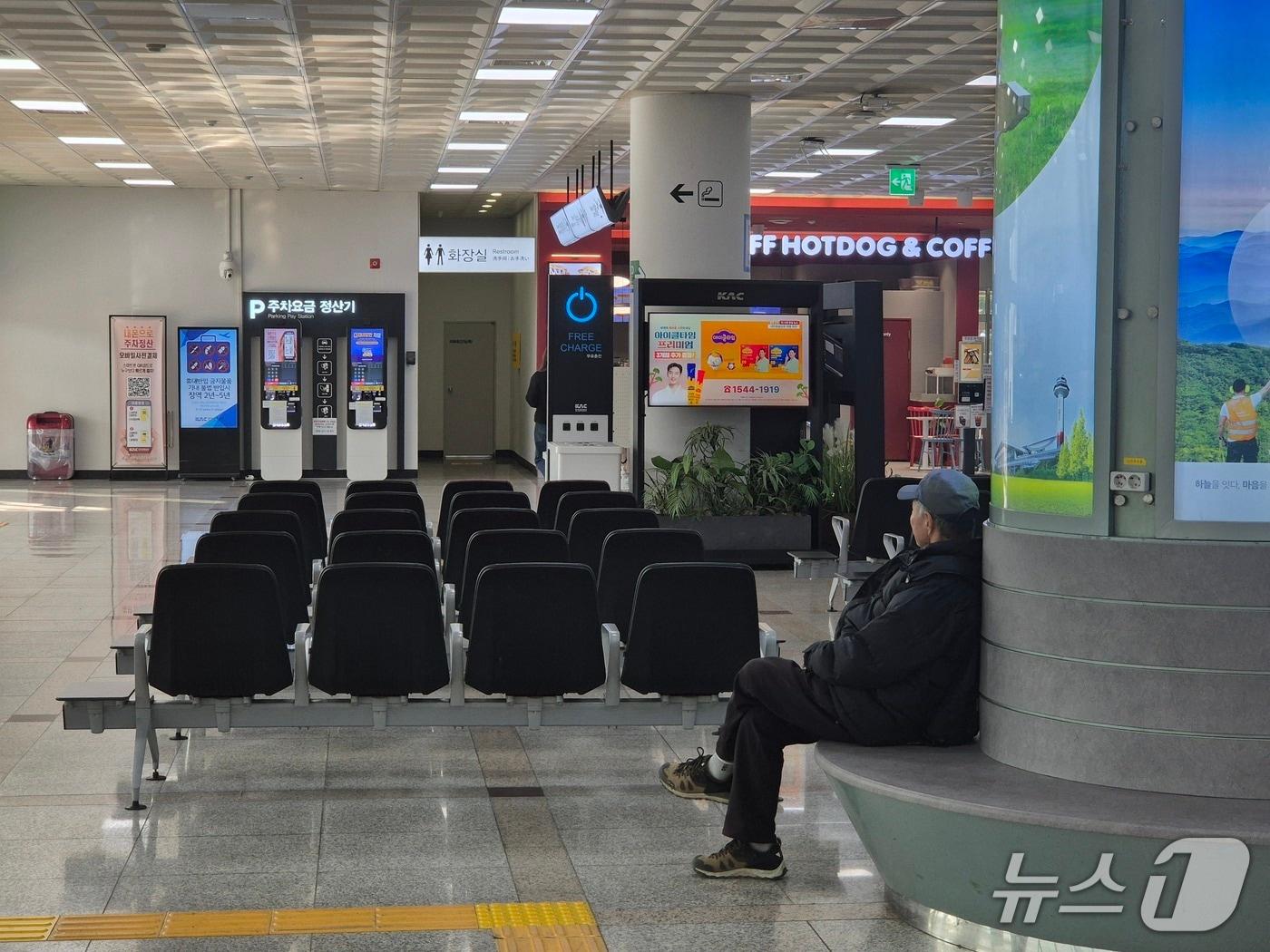 본문 이미지 - 13일 울산 북구 울산공항 1층 도착장에 시민 1명만이 앉아있다.2026.2.13/뉴스1ⓒ 뉴스1 박정현 기자