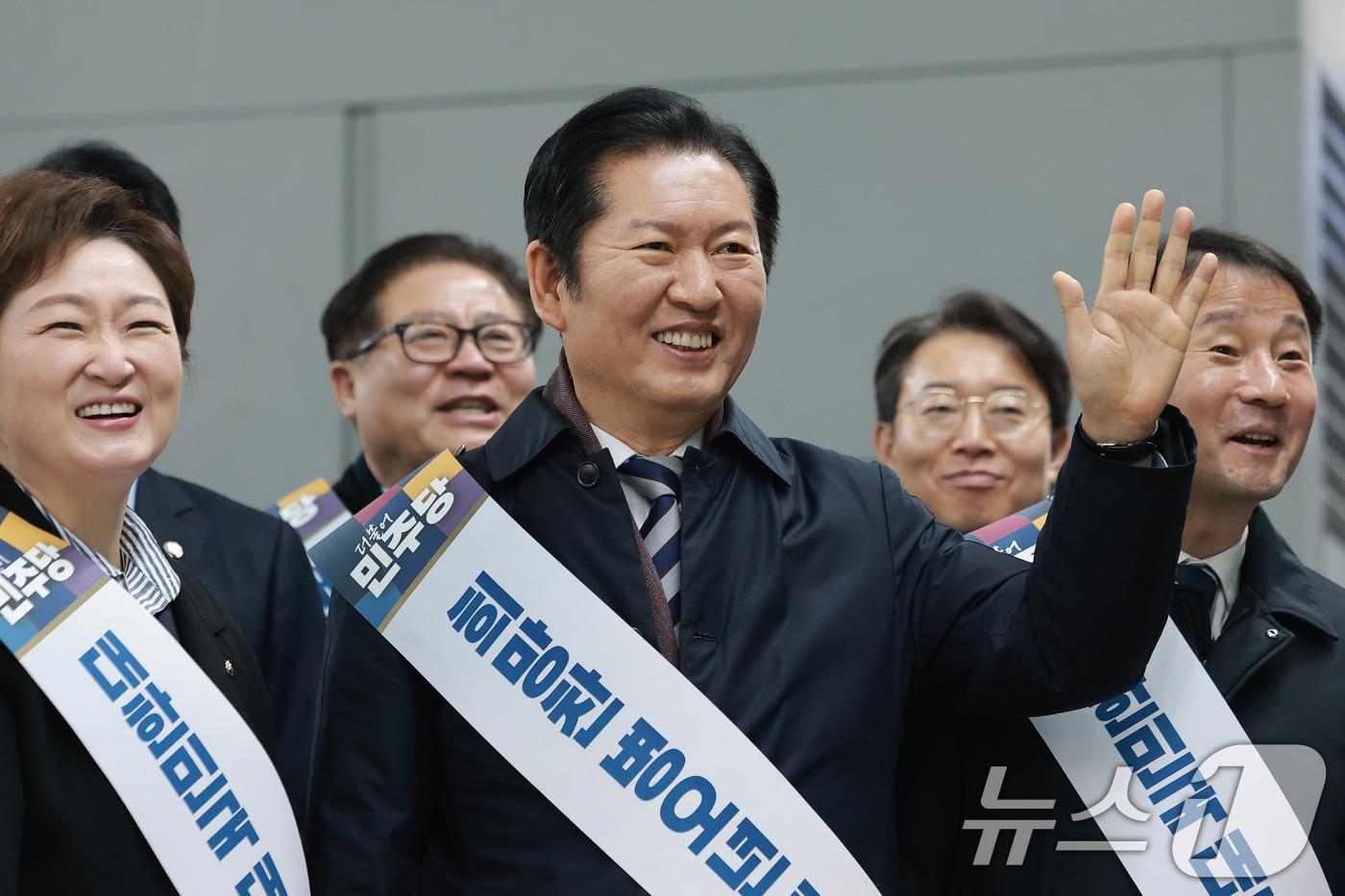 본문 이미지 - 정청래 대표와 한병도 원내대표를 비롯한 더불어민주당 지도부가 13일 서울 용산역에서 시민들에게 귀성 인사를 하고 있다. (공동취재) 2026.2.13 ⓒ 뉴스1 이승배 기자