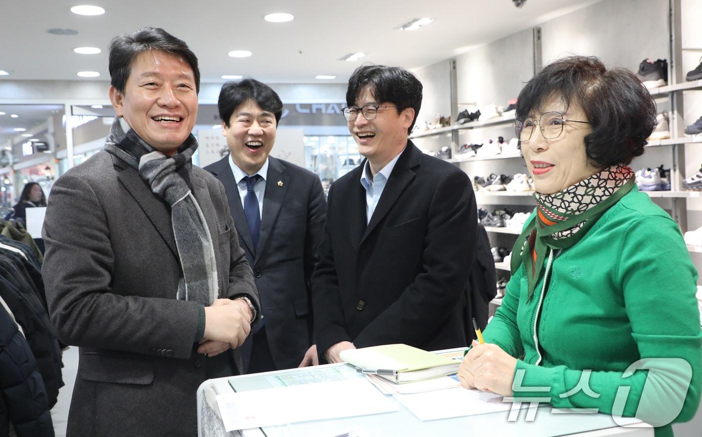 본문 이미지 - 지난 13일 광주 서구 세정아울렛에서 조인철 더불어민주당 의원(왼쪽)과 강수훈 광주시의원, 박종찬 광주전남지방중소벤처기업청장이 상인과 만나 웃고있다. 2026.2.13 ⓒ 뉴스1 이수민 기자