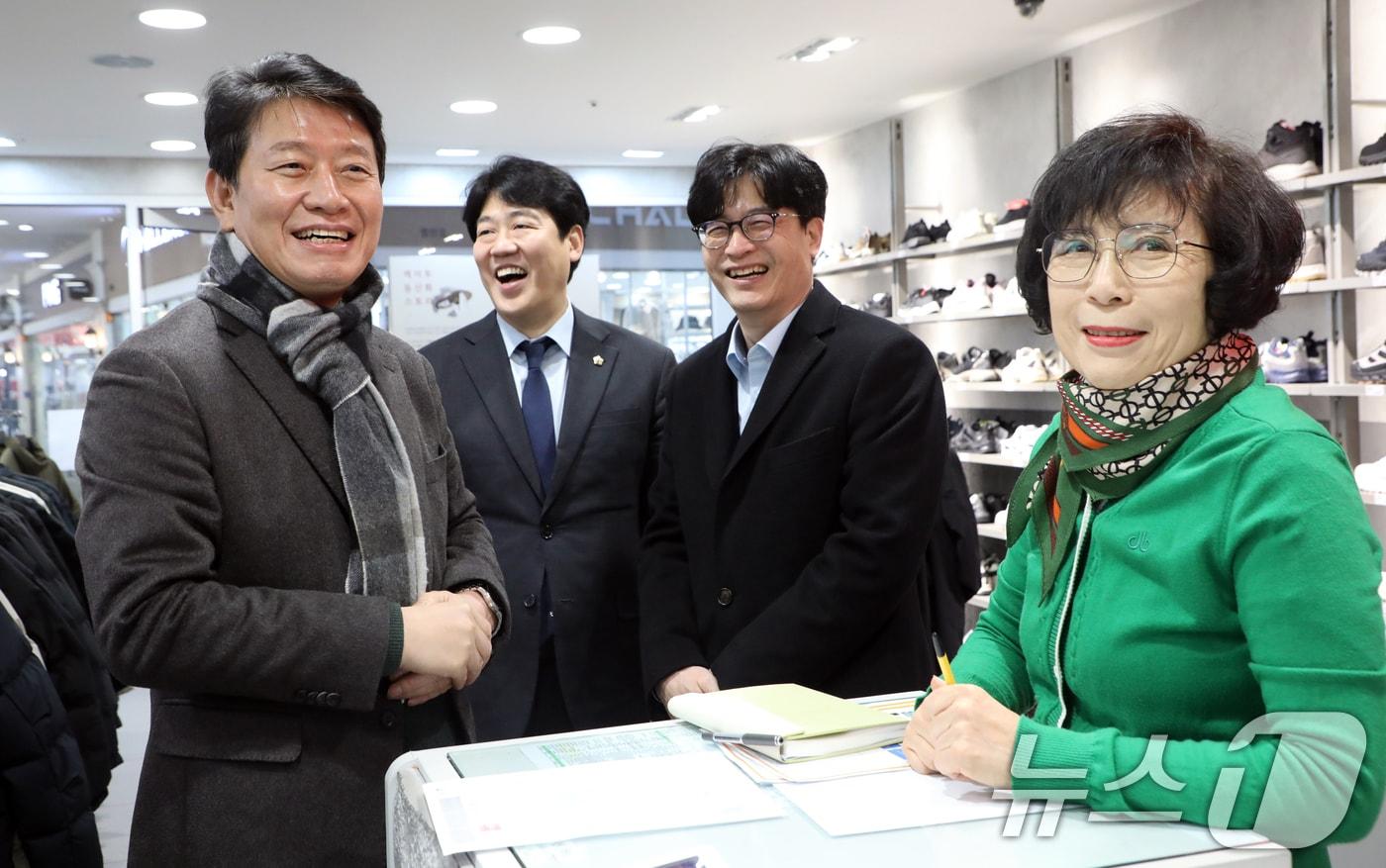 본문 이미지 - 13일 광주 서구 세정아울렛에서 조인철 더불어민주당 국회의원(왼쪽)과 강수훈 광주시의원, 박종찬 광주전남지방중소벤처기업청장이 상인과 만나 활짝 웃고있다. 이날부터 세정아울렛이 자율상권구역으로 지정돼 온누리상품권 가맹이 가능해졌다. 2026.2.13 ⓒ 뉴스1 이수민 기자