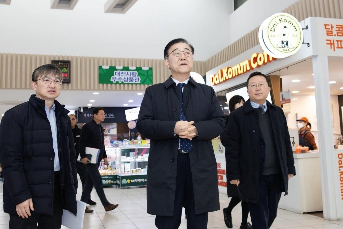 본문 이미지 - 김윤덕 국토교통부 장관이 고속도로 휴게소를 점검하고 있다.(김윤덕 장관 SNS 갈무리)/ 뉴스1 ⓒ News1