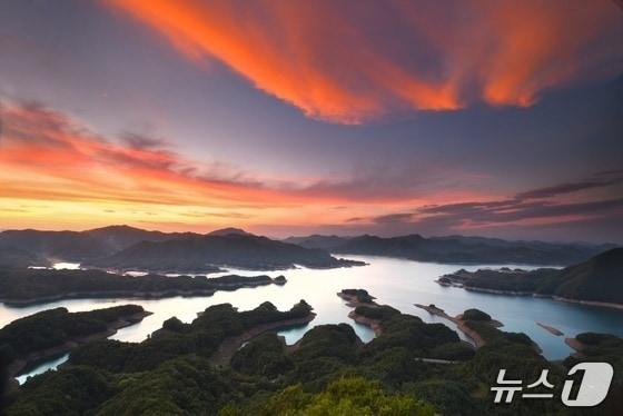 본문 이미지 -  충주호 악어섬 전경.(자료사진)/뉴스1