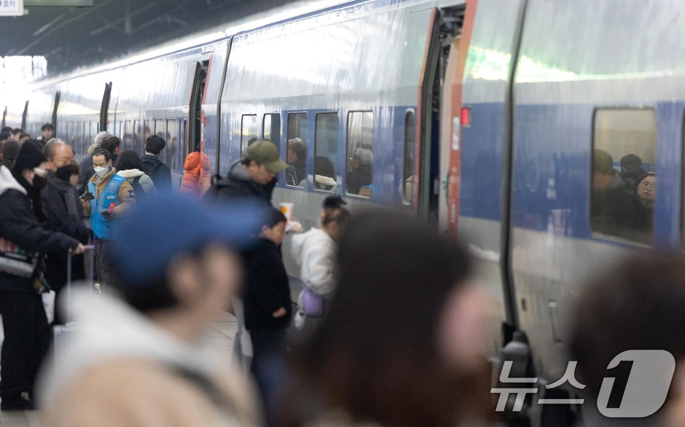 본문 이미지 - 설을 앞둔 13일 서울 용산역에서 귀성객들이 열차에 탑승하고 있다. 2026.2.13 ⓒ 뉴스1 이승배 기자