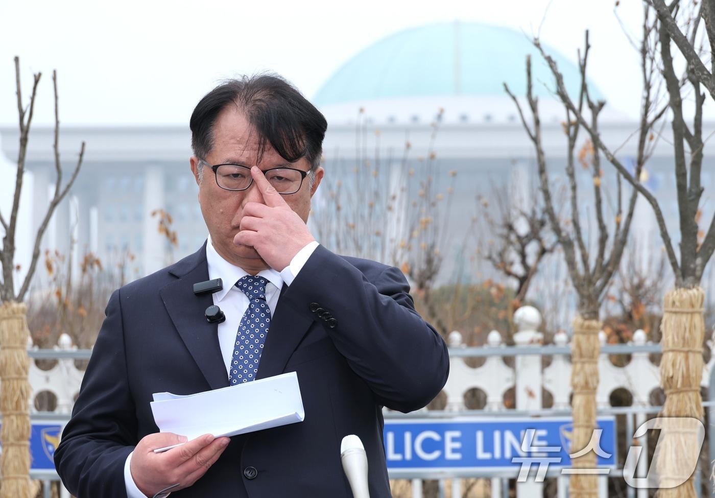 본문 이미지 - 정청래 더불어민주당 대표의 법률특별보좌관으로 임명됐다가 사퇴한 서민석 변호사가 13일 서울 여의도 국회 앞에서 이화영 사건 진실에 대한 기자회견을 하고 있다. 2026.2.13 ⓒ 뉴스1 신웅수 기자