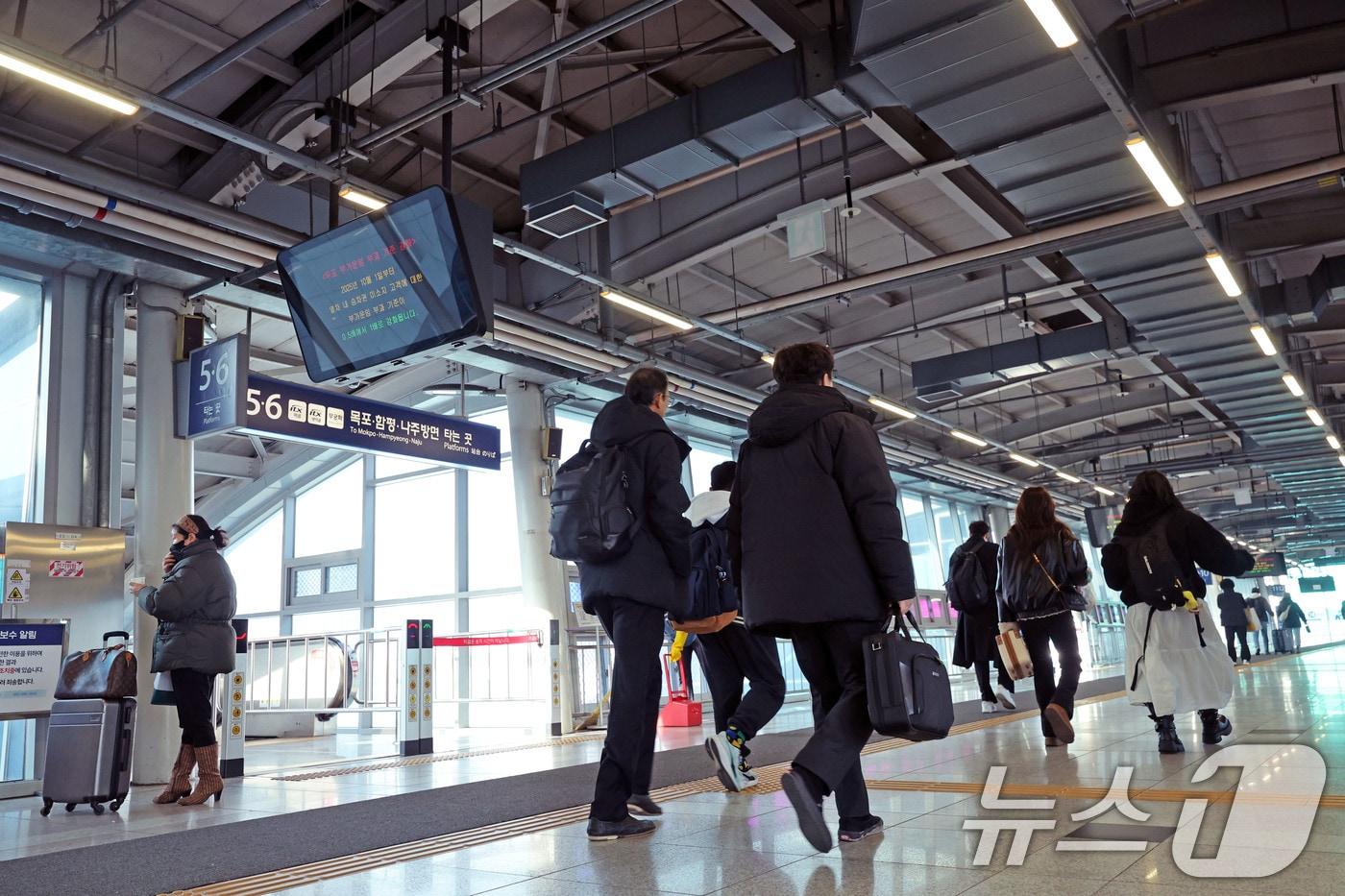 본문 이미지 - 설 명절 연휴를 하루 앞둔 13일 오전 광주 광산구 송정역에서 귀향객들이 플랫폼을 향해 발걸음을 움직이고 있다. 2026.2.13 ⓒ 뉴스1 박지현 기자