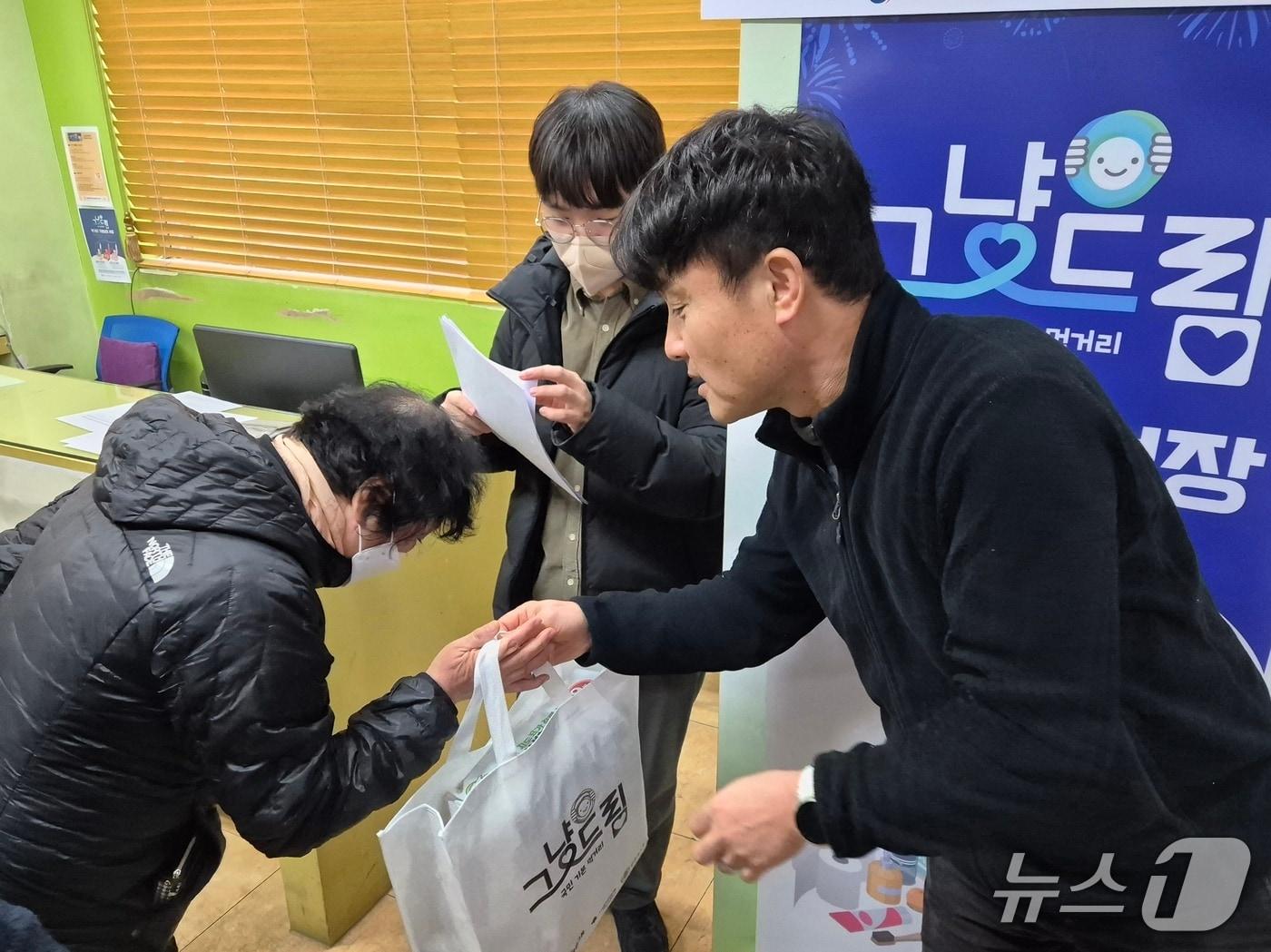 본문 이미지 - 12일 울산 남구 그냥드림센터에서 이대동 센터장이 먹거리를 나눠주고 있다.2026.2.16/뉴스1ⓒ 뉴스1 박정현 기자