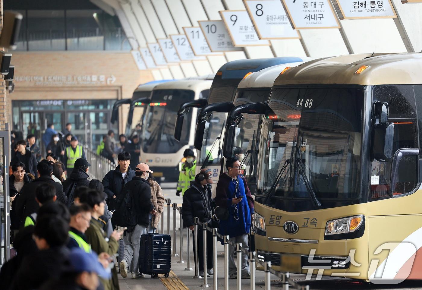 본문 이미지 - 설 연휴를 하루 앞둔 13일 오후 서울 서초구 고속버스터미널에서 귀성객들이 버스에 탑승하고 있다. 2026.2.13 ⓒ 뉴스1 이호윤 기자