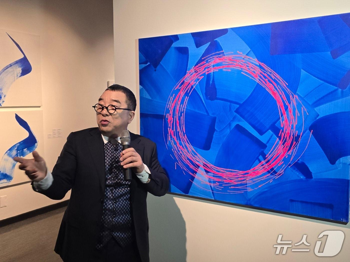 본문 이미지 - 13일 김수철이 예술의전당에서 소리그림을 선보이고 작품을 설명하고 있다. ⓒ 뉴스1 김정한 기자