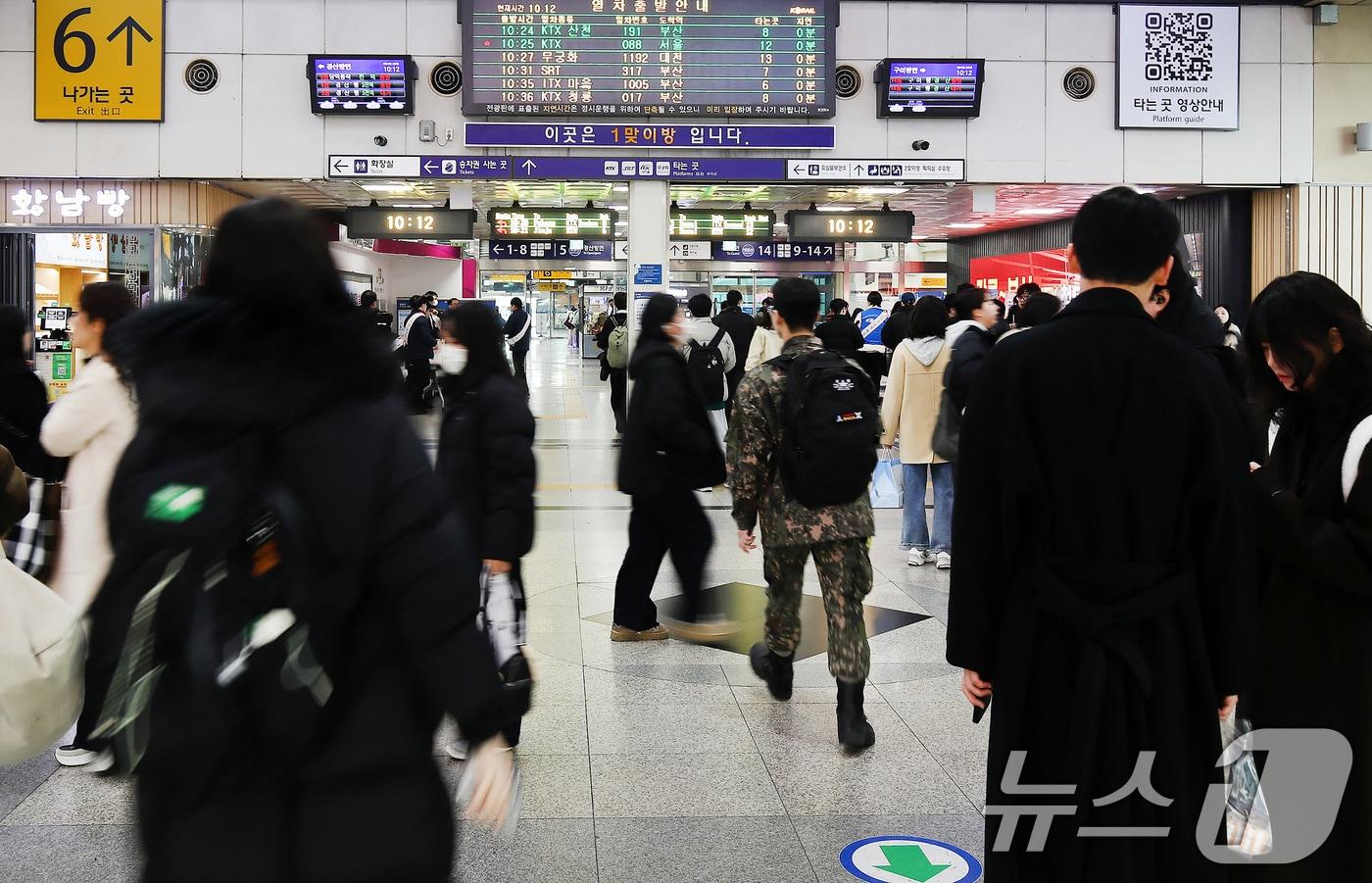 본문 이미지 - 설 연휴를 하루 앞둔 13일 오전 동대구역 대합실이 귀성객과 마중 나온 시민들로 붐볐다. 2026.2.13 ⓒ 뉴스1 공정식 기자