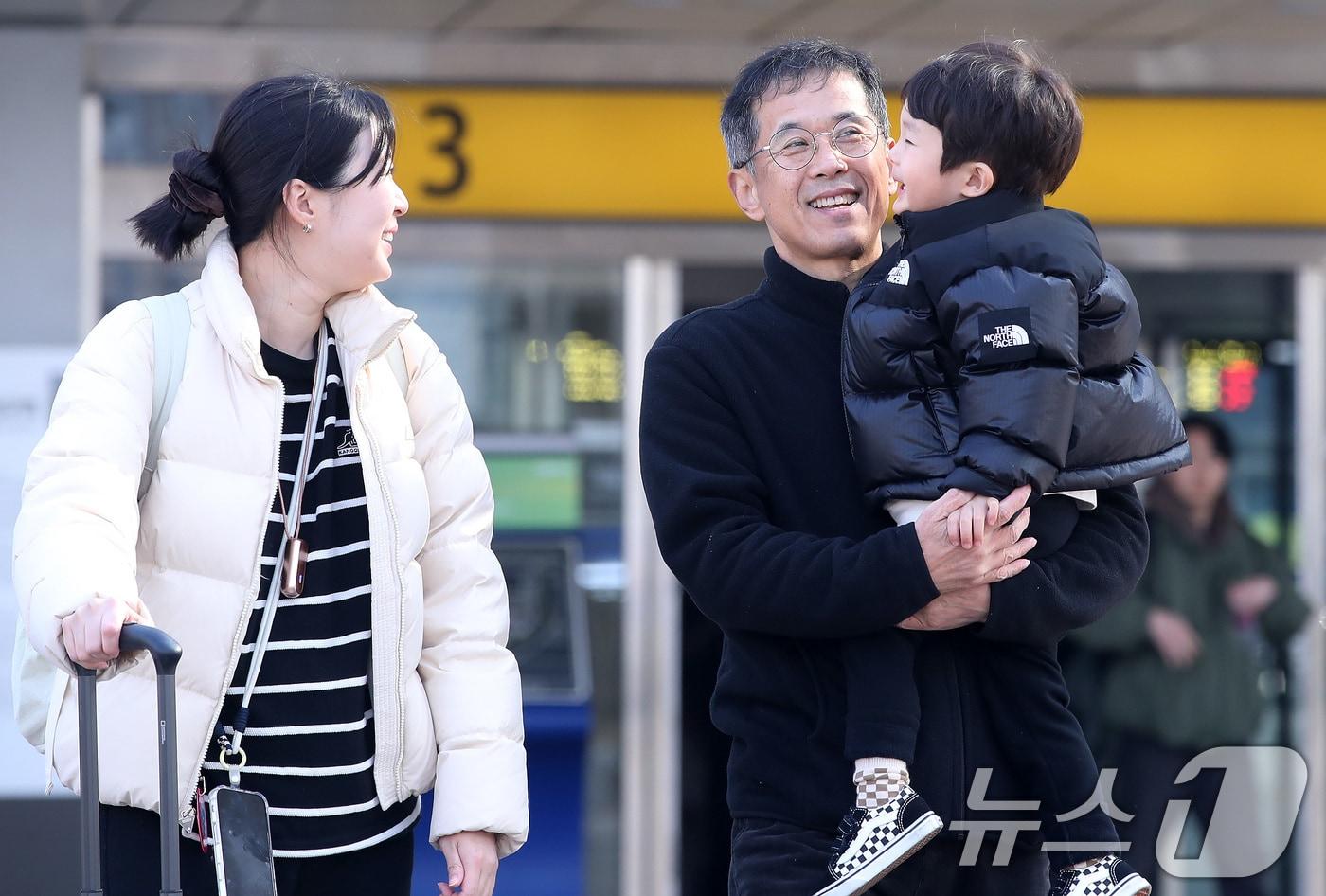 본문 이미지 - 설 연휴를 하루 앞둔 13일 오전 대구 동구 동대구역에서 네 살배기 손자를 품에 안은 할아버지가 환하게 웃고 있다. 2026.2.13 ⓒ 뉴스1 공정식 기자