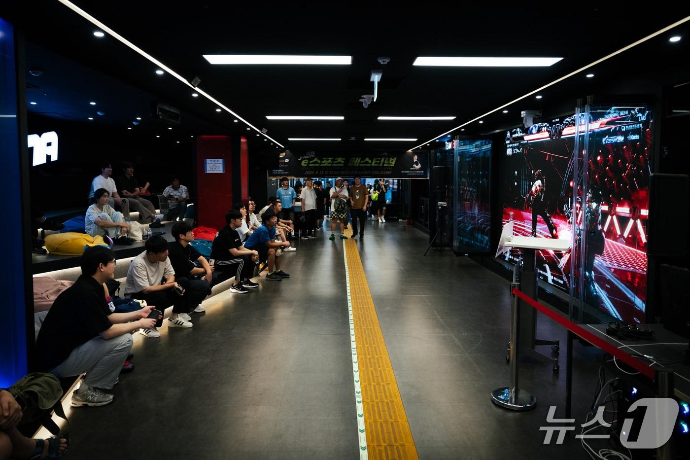본문 이미지 - 진주 중앙지하도상가에 마련된 'e스포츠 대회장'(진주시 제공. 재판매 및 DB금지).