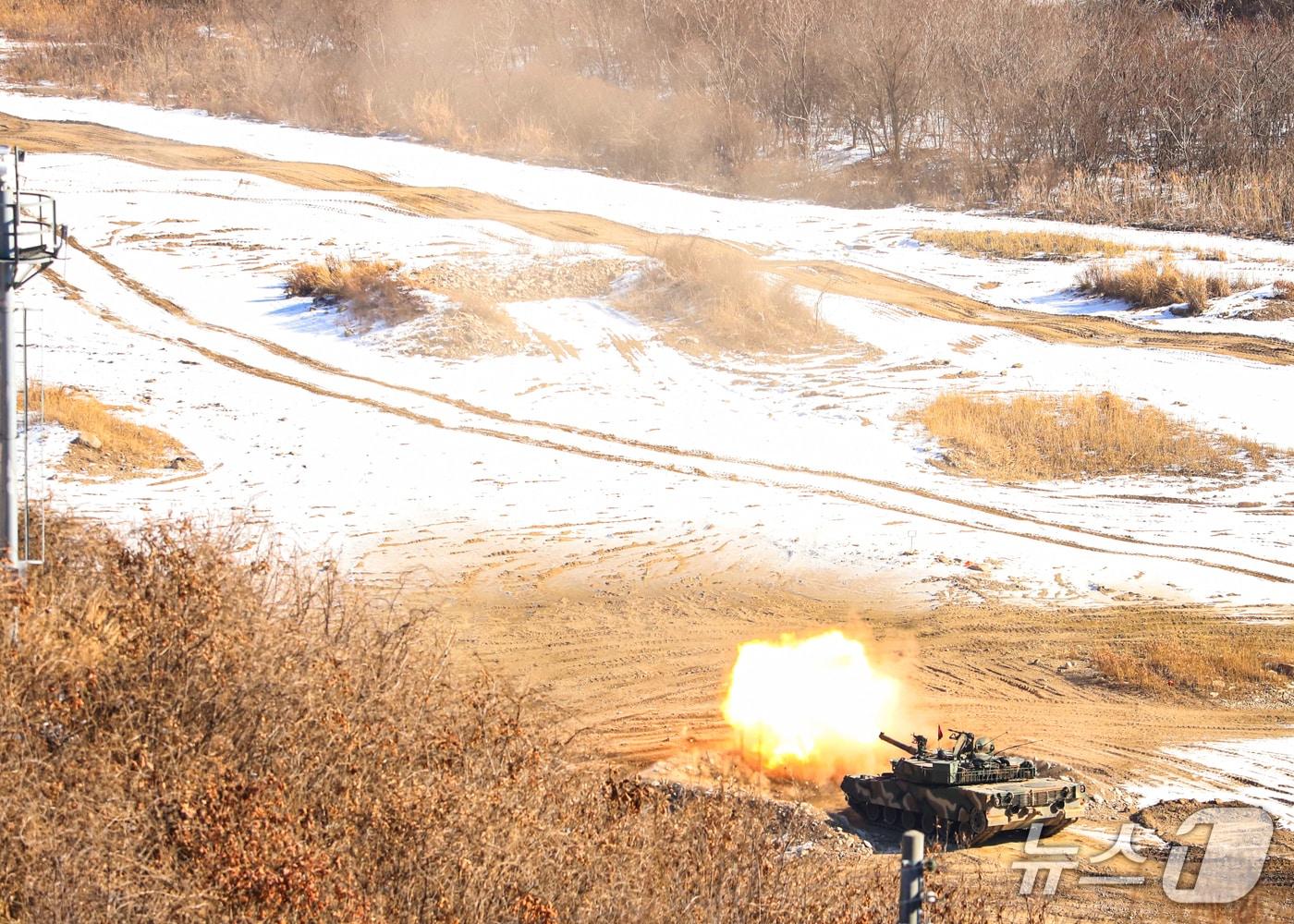 본문 이미지 - 3기갑여단 K1E1 전차가 최근 훈련장에서 강력한 화력을 내뿜으며 전차포 사격을 하고 있다.(3기갑여단 제공, 재판매 및 DB금지)