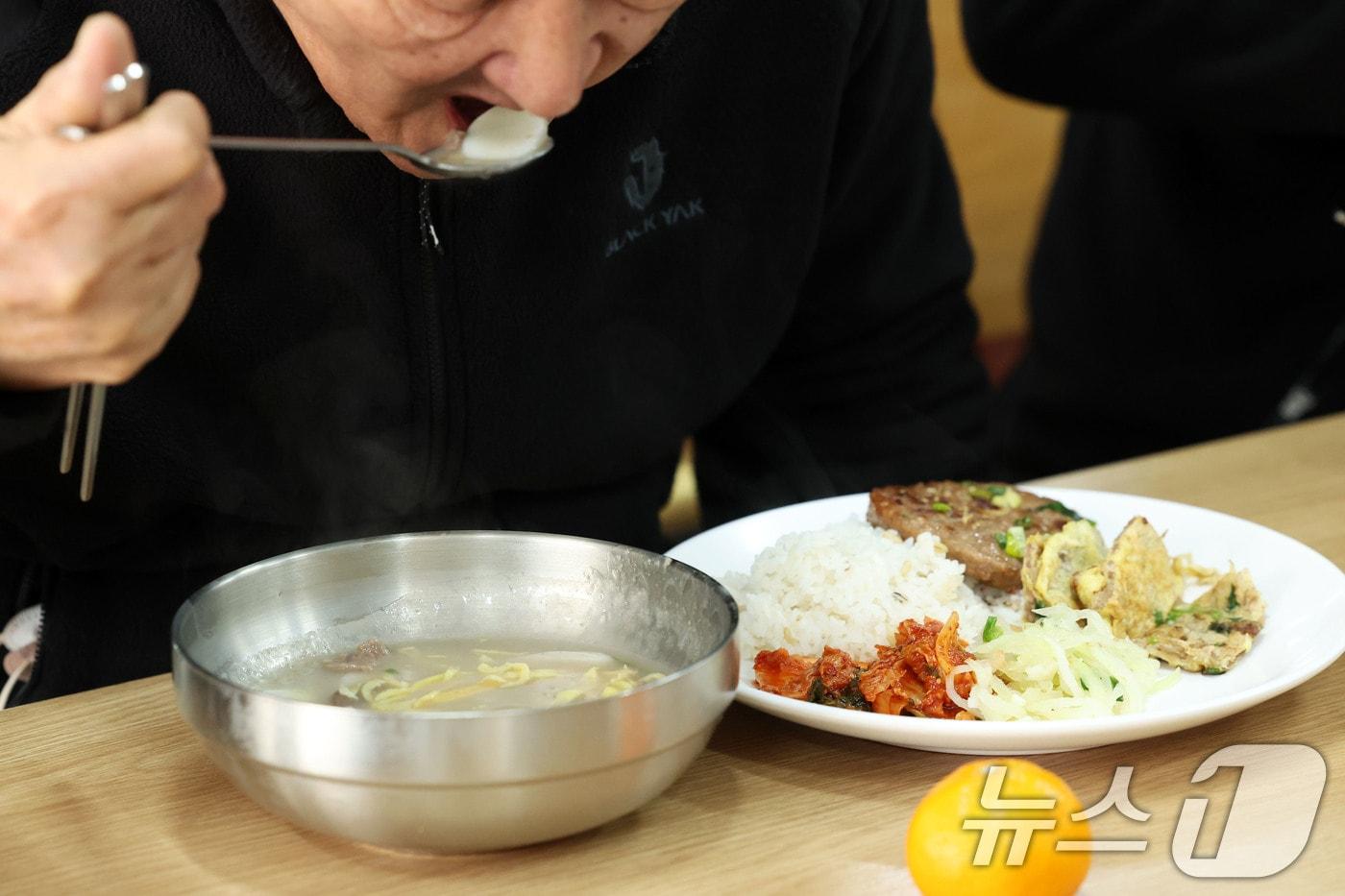 본문 이미지 - 주민들이 함께 만든 명절 음식을 먹고 있다. (사진은 기사 내용과 무관함) / 뉴스1 ⓒ News1 