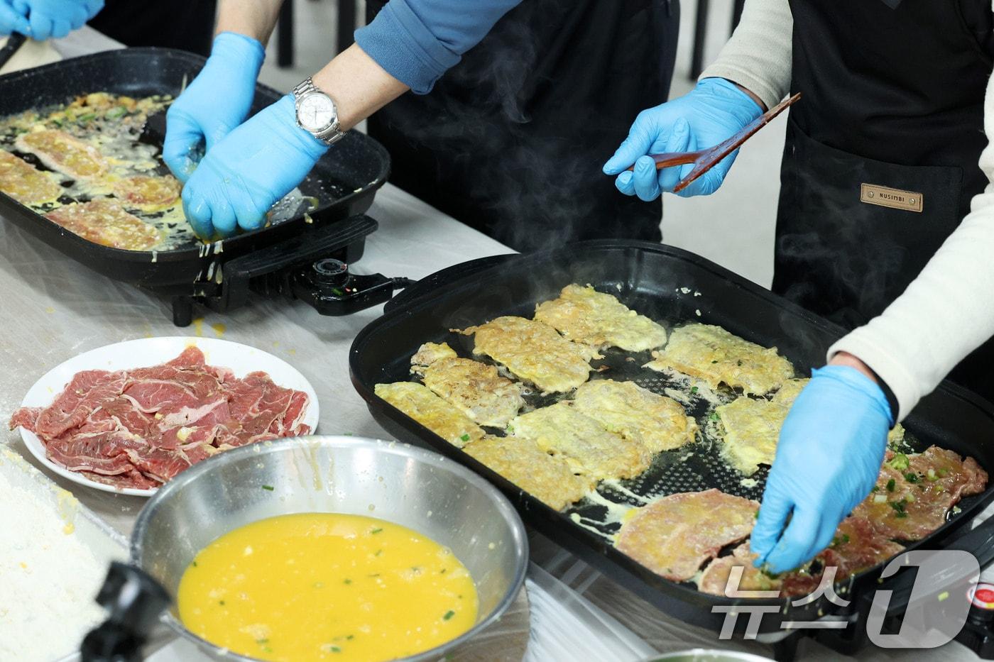 본문 이미지 - 설 연휴를 하루 앞둔 13일 오전 광주 동구 계림동 들랑날랑센터에서 쪽방촌 주민들이 모여 명절음식을 만들고 있다. 2026.2.13 ⓒ 뉴스1 이승현 기자